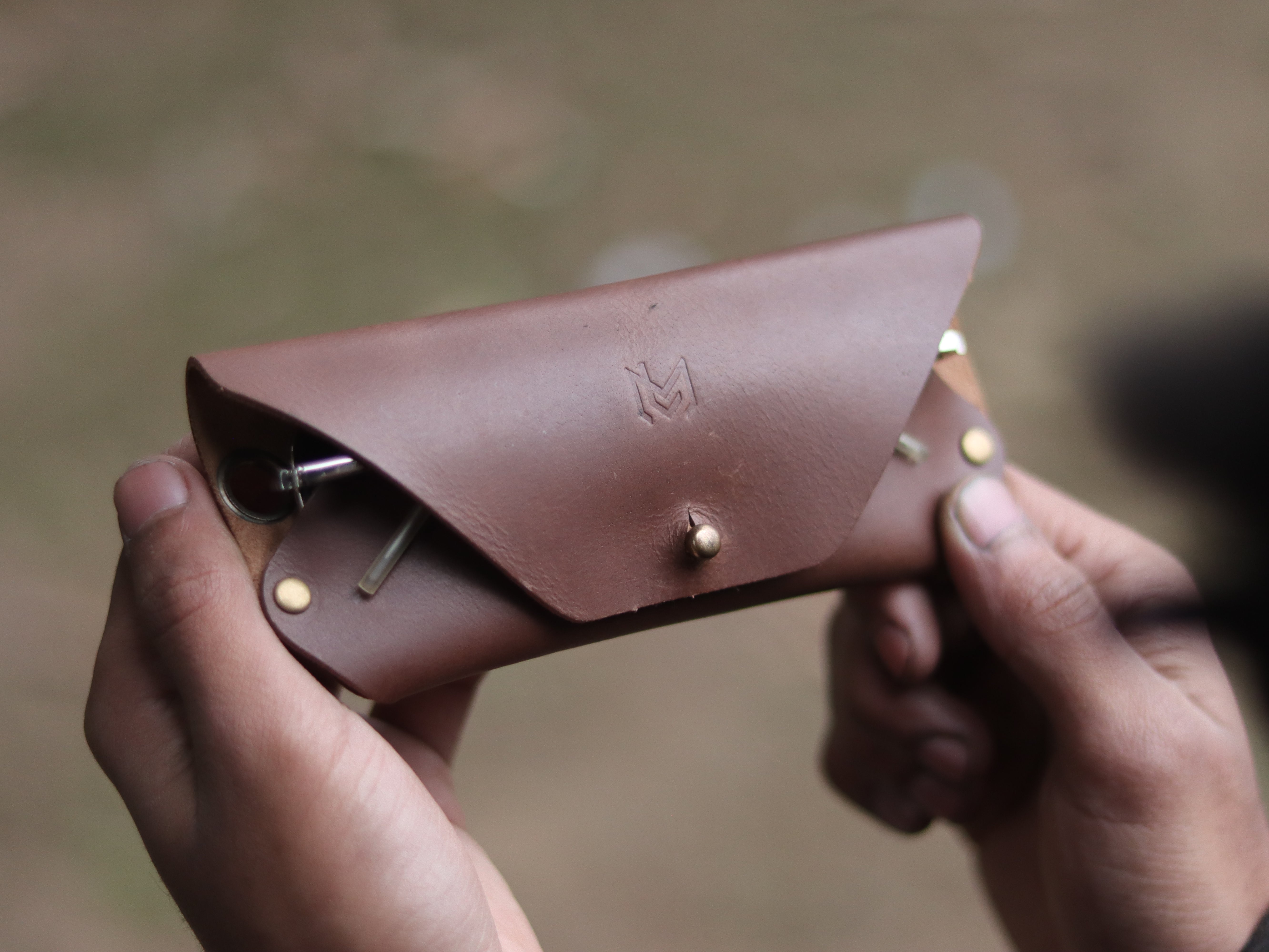 SG-1 SUNGLASSES CASE - CHESTNUT BROWN LEATHER