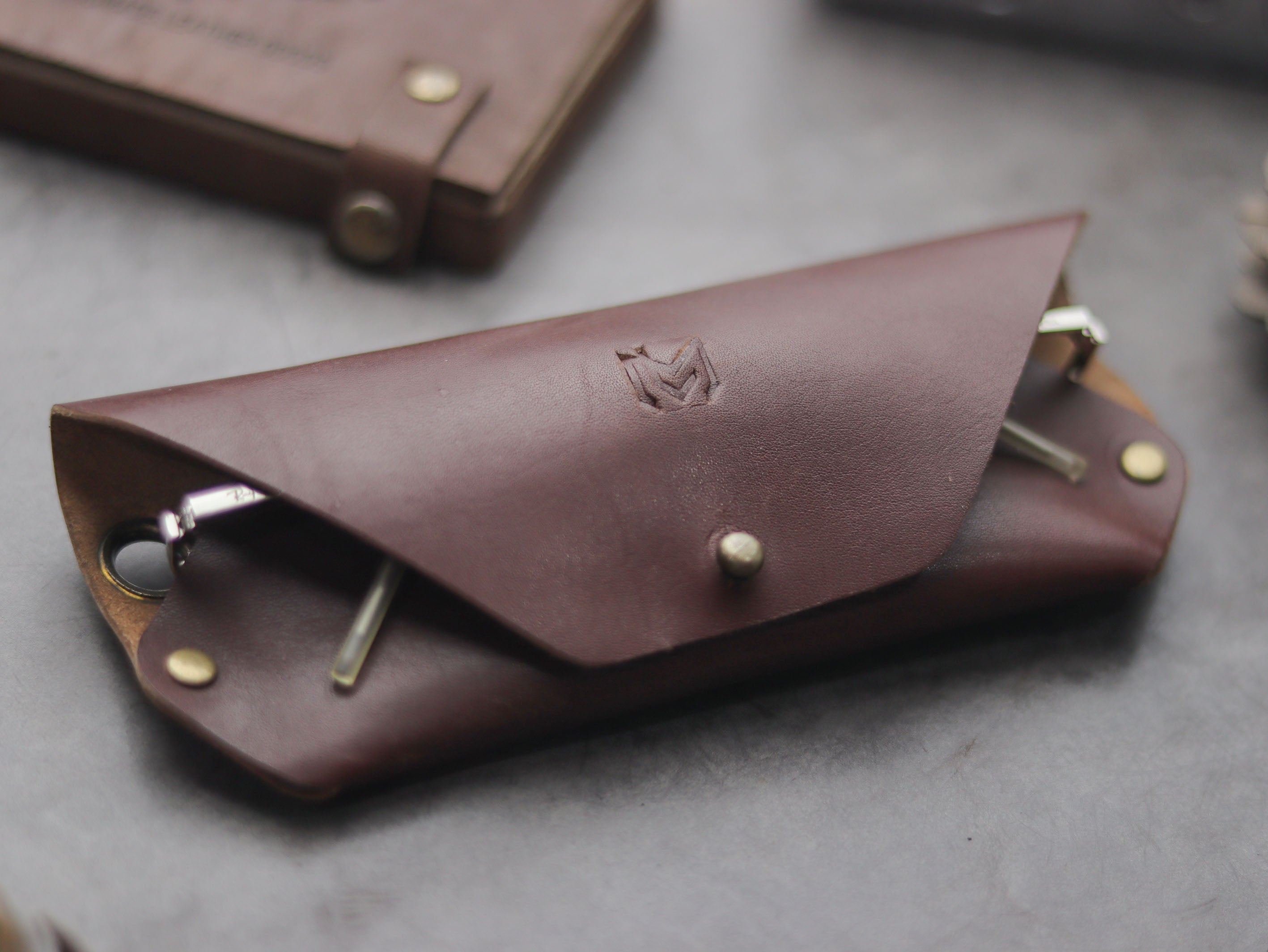SG-1 SUNGLASSES CASE - CHESTNUT BROWN LEATHER