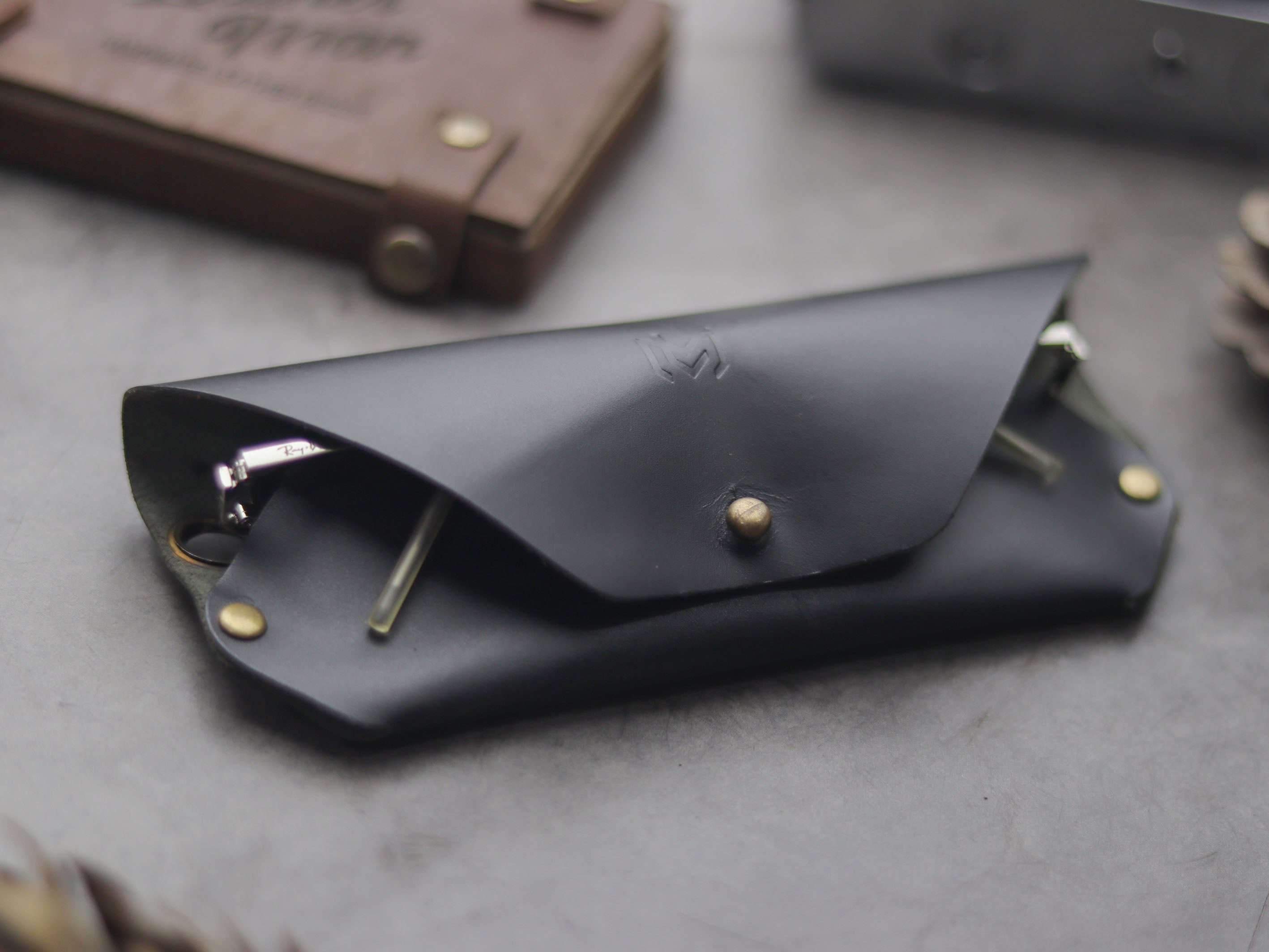 SG-1 SUNGLASSES CASE - PHANTOM BLACK LEATHER
