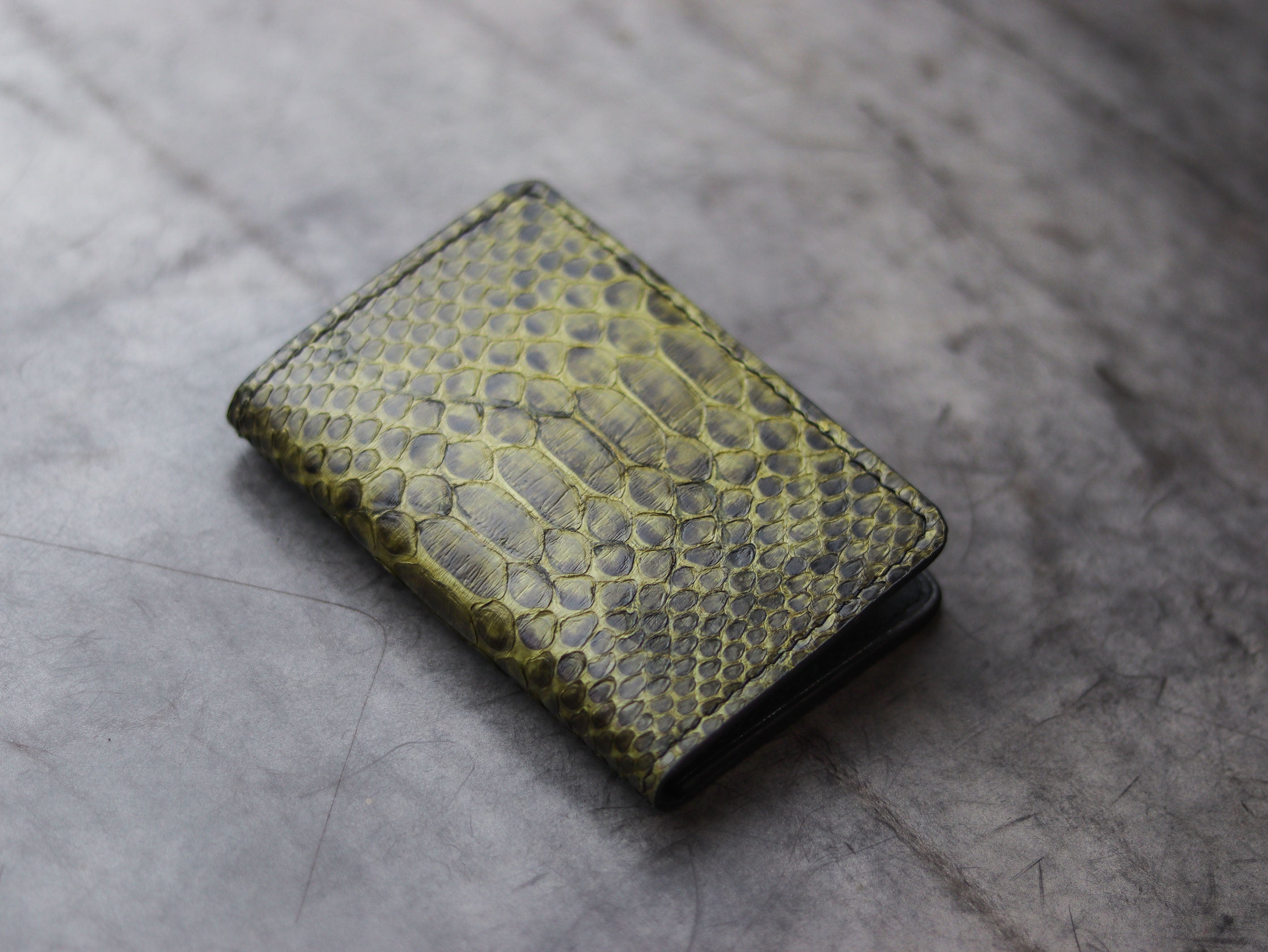 \ARTEMUS - BIFOLD WALLET JUNIPER GREEN PYTHON SKIN