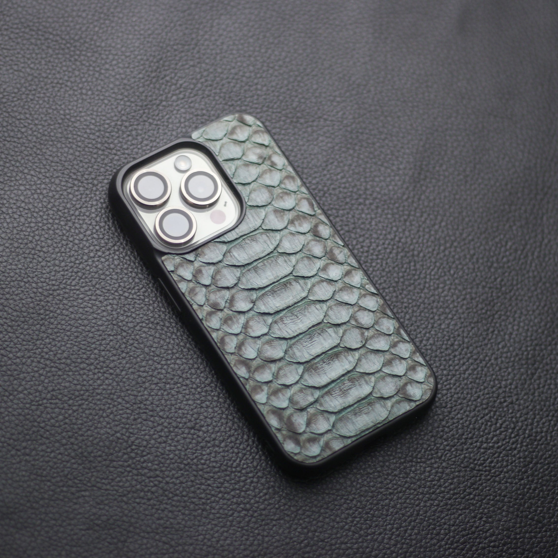 IRIDIUM GRAY PYTHON SKIN PHONE CASE (CENTER SCALES)