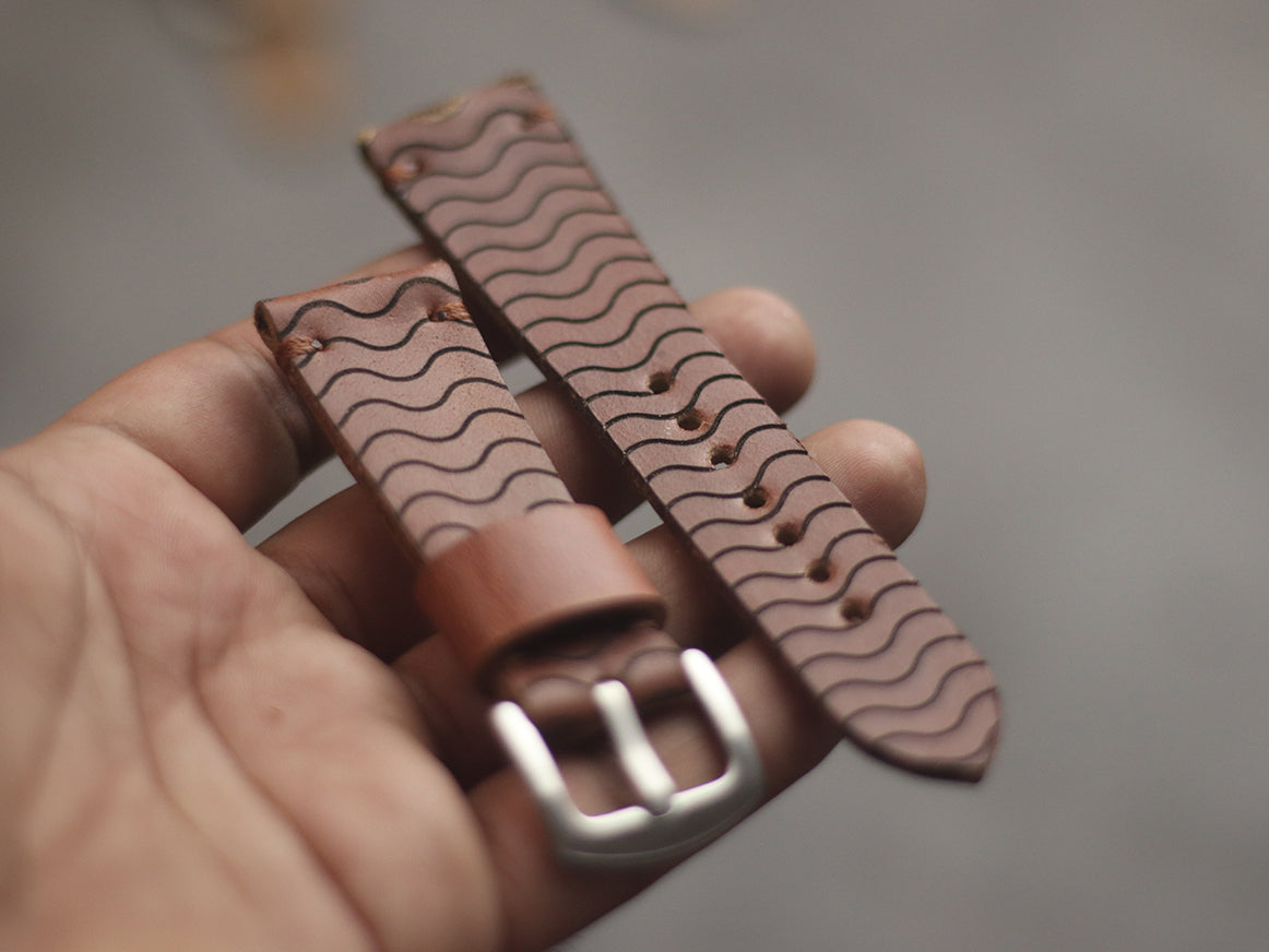 "E2" ENGRAVED STRAPS - SYRUP BROWN