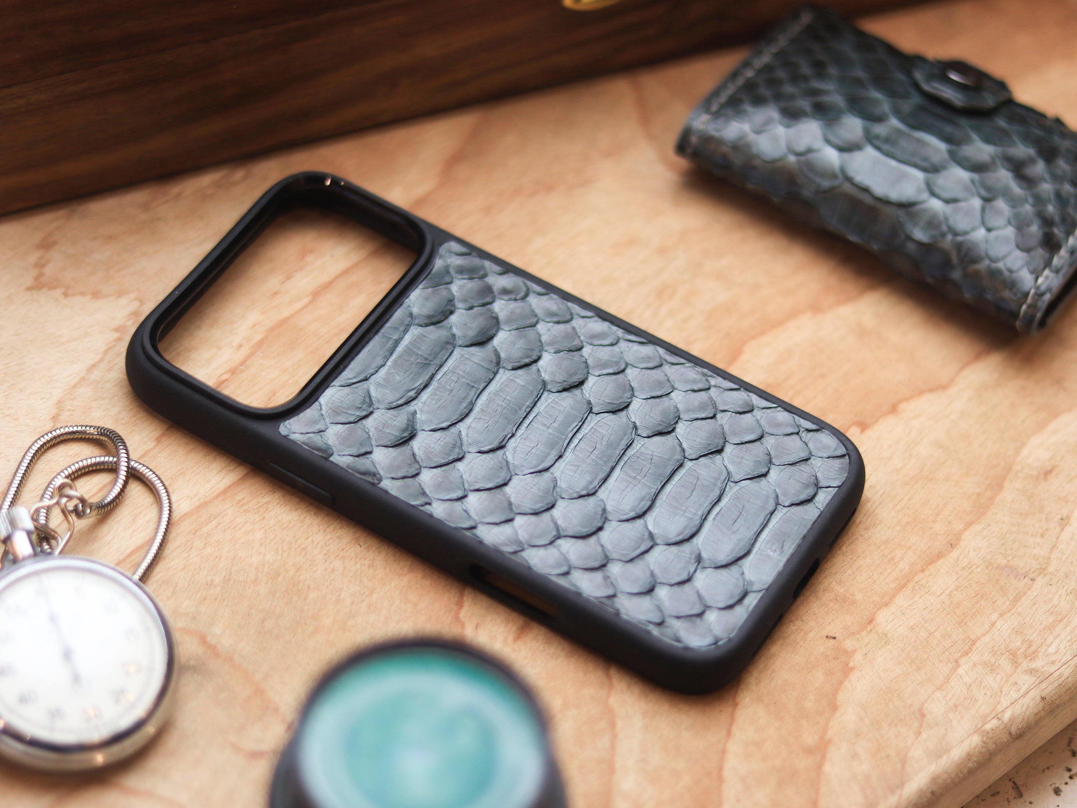 IRIDIUM GRAY PYTHON SKIN MAGSAFE CASE