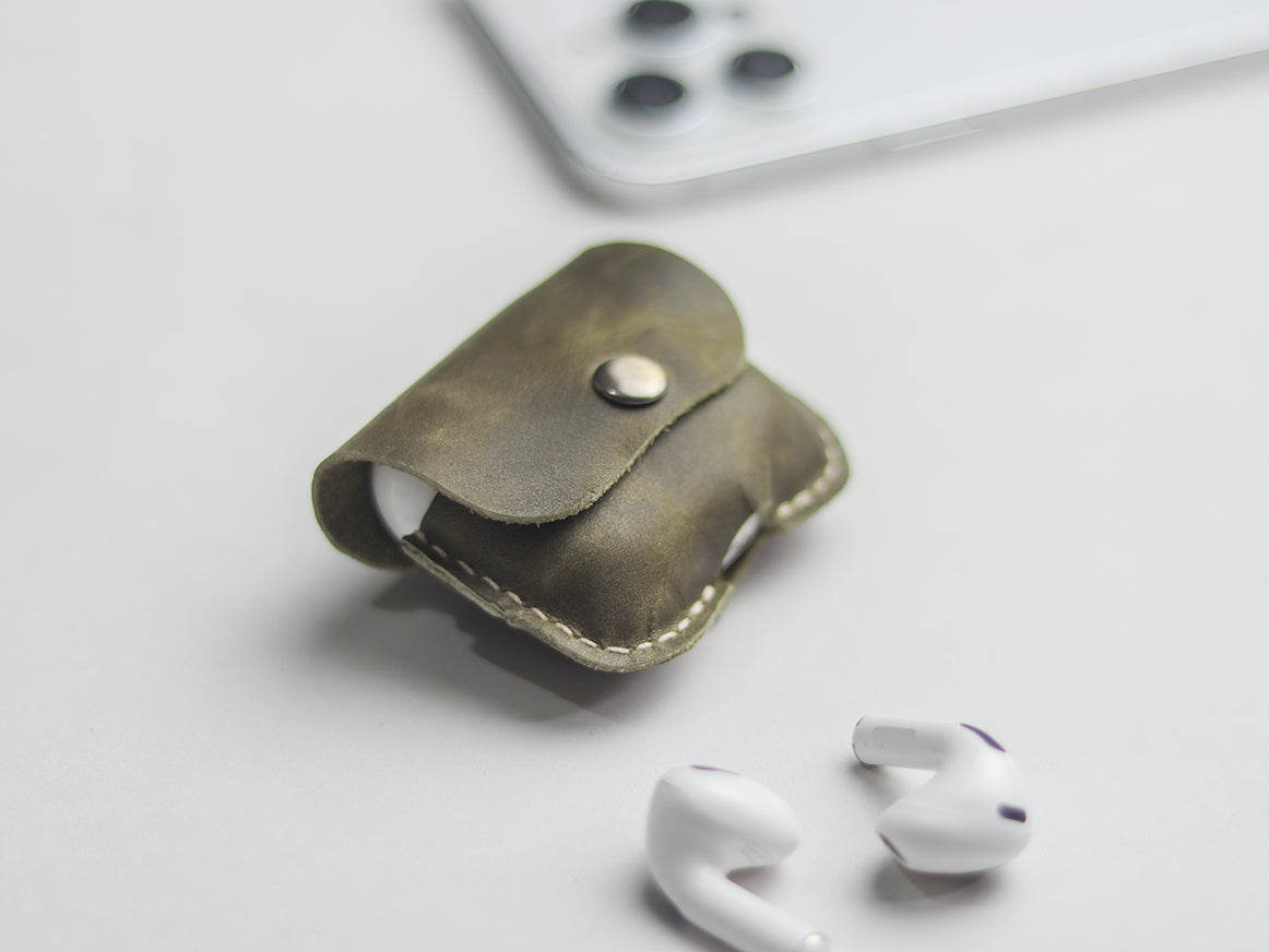 AIRPODS CLASSIC LEATHER CASE SEAWEED GREEN