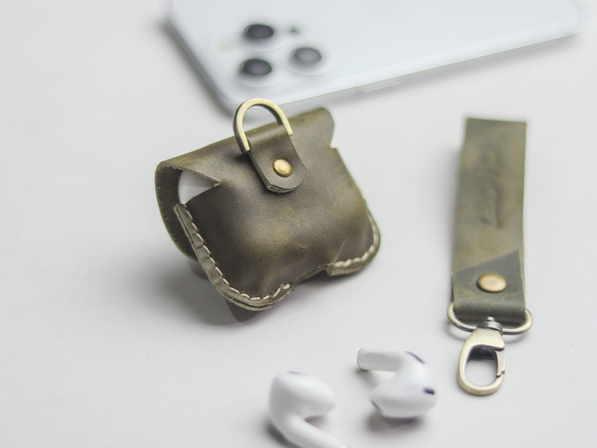 AIRPODS CLASSIC LEATHER CASE SEAWEED GREEN