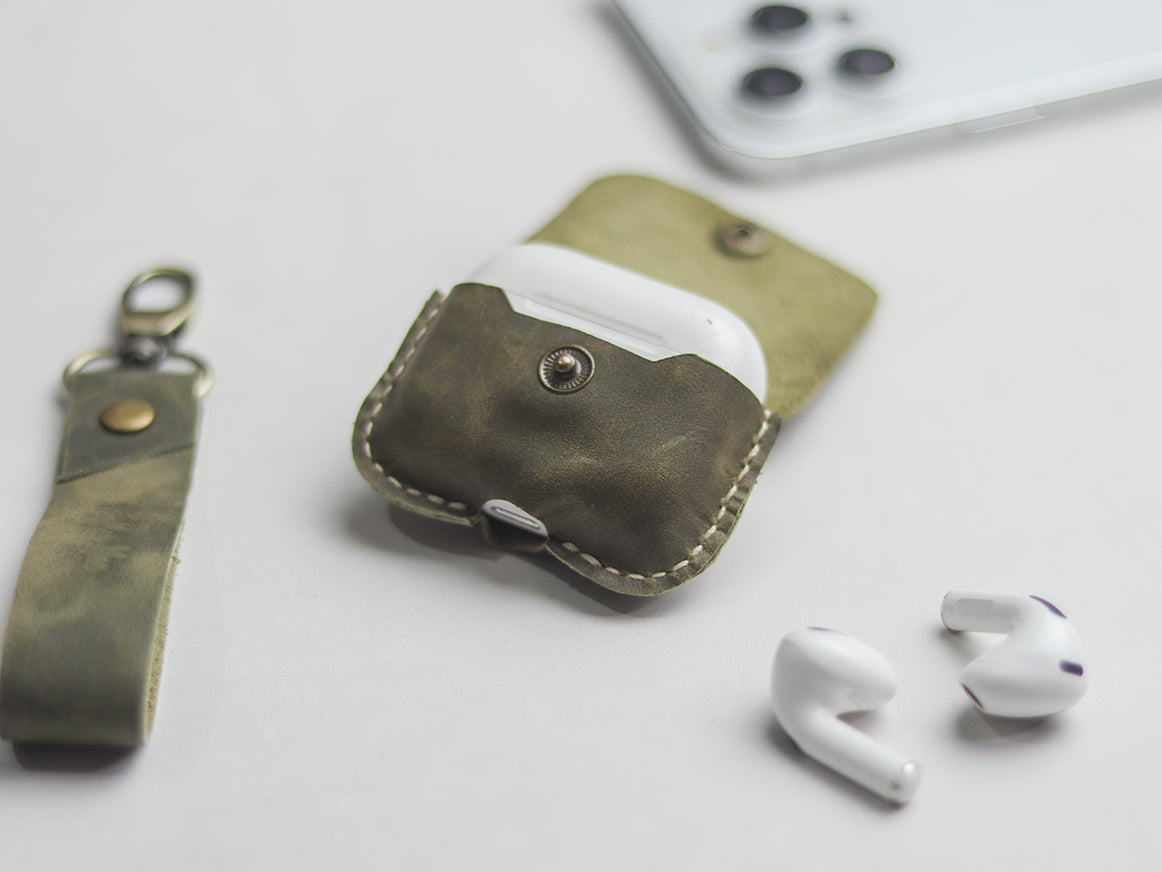 AIRPODS CLASSIC LEATHER CASE SEAWEED GREEN