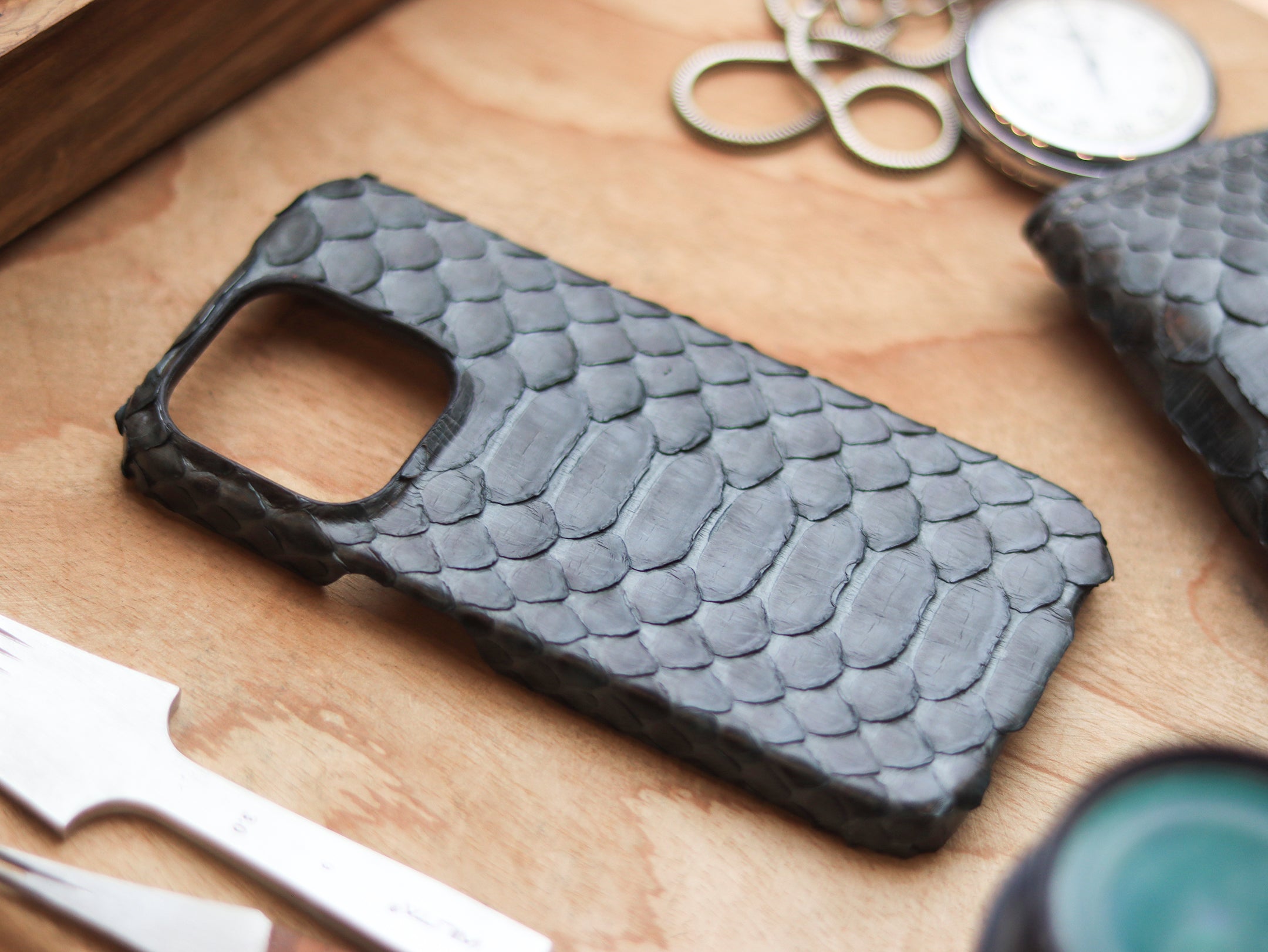IRIDIUM GRAY PYTHON SKIN 360° MAGSAFE CASE