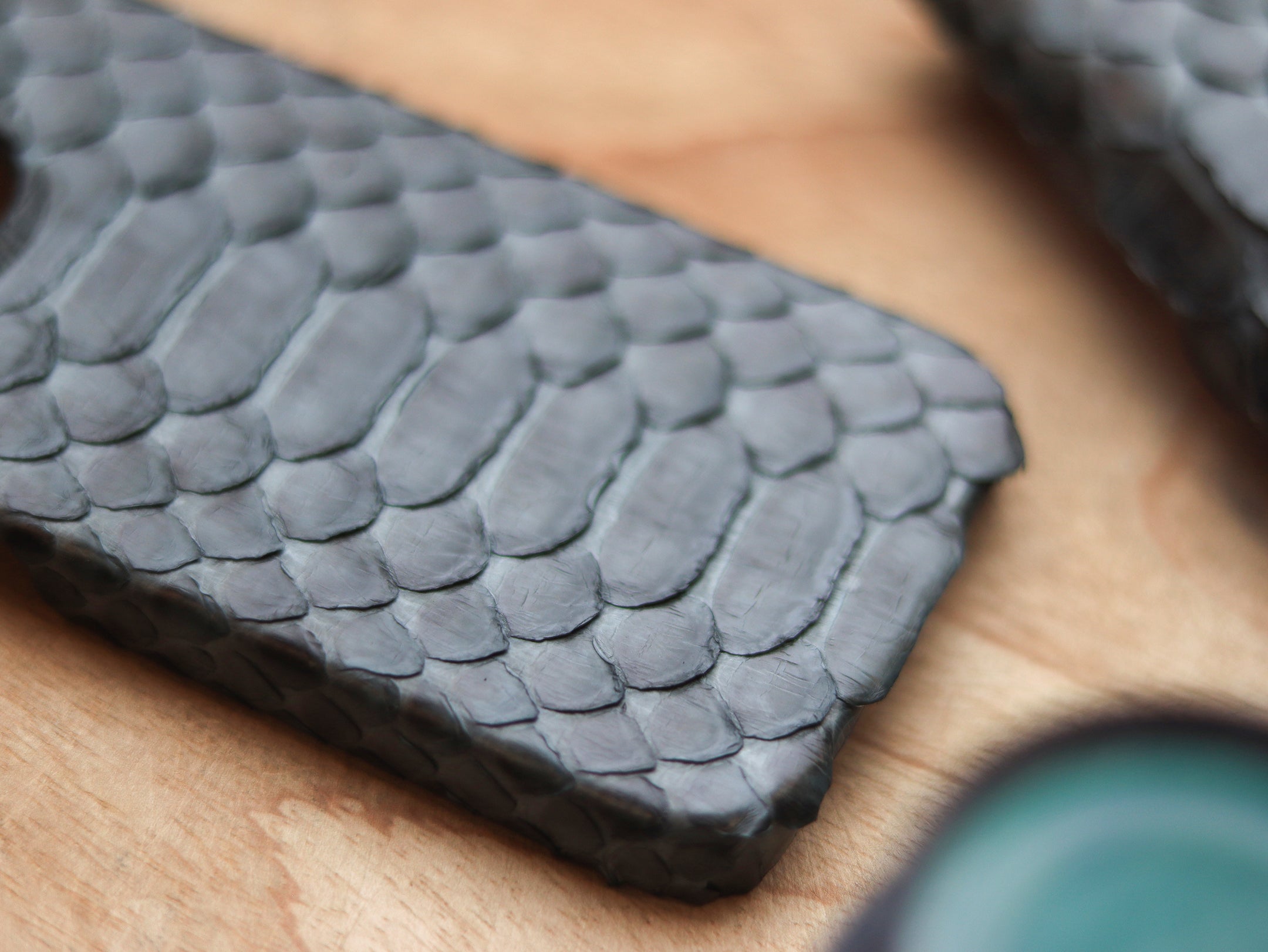 IRIDIUM GRAY PYTHON SKIN 360° MAGSAFE CASE