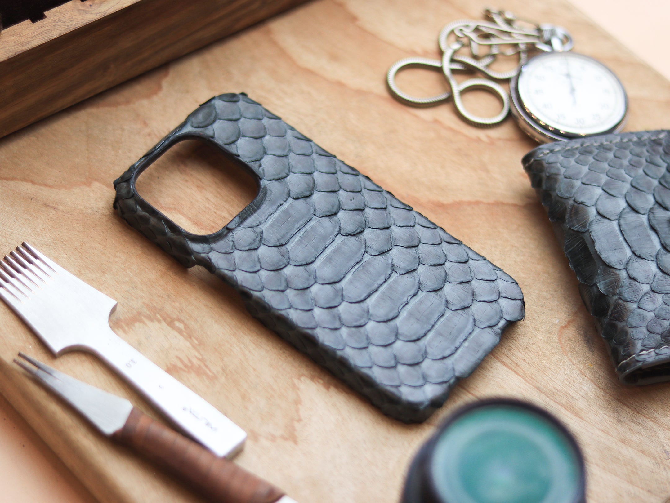 IRIDIUM GRAY PYTHON SKIN 360° MAGSAFE CASE
