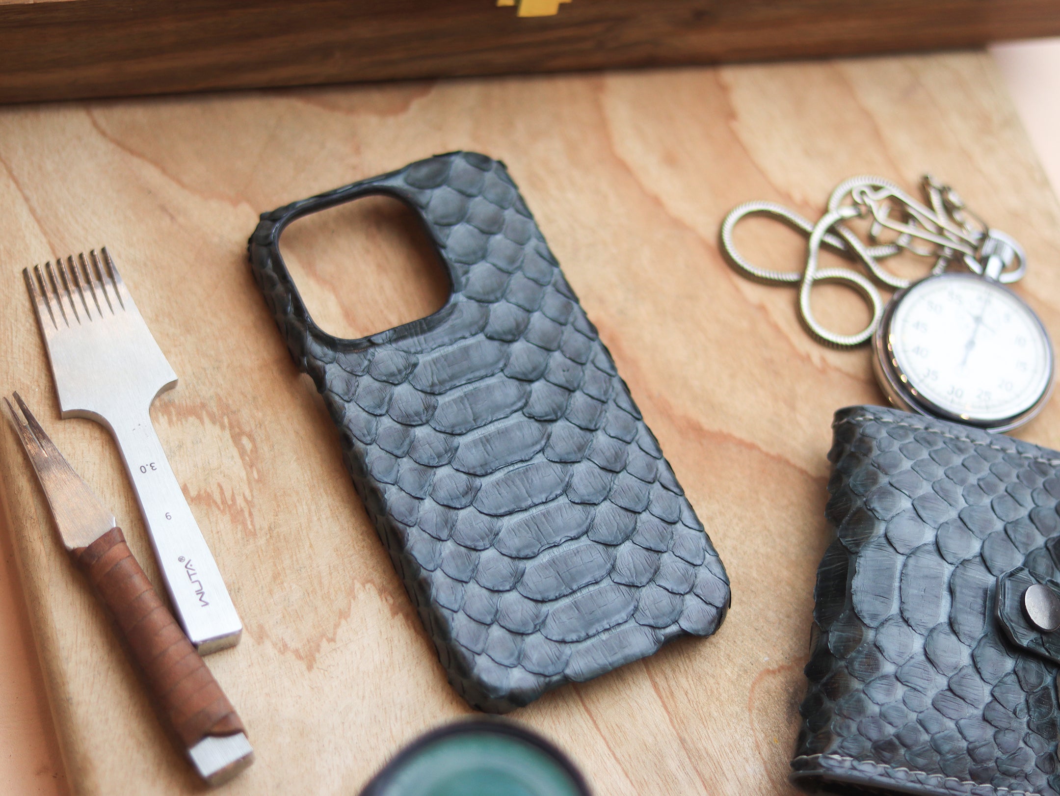 IRIDIUM GRAY PYTHON SKIN 360° MAGSAFE CASE