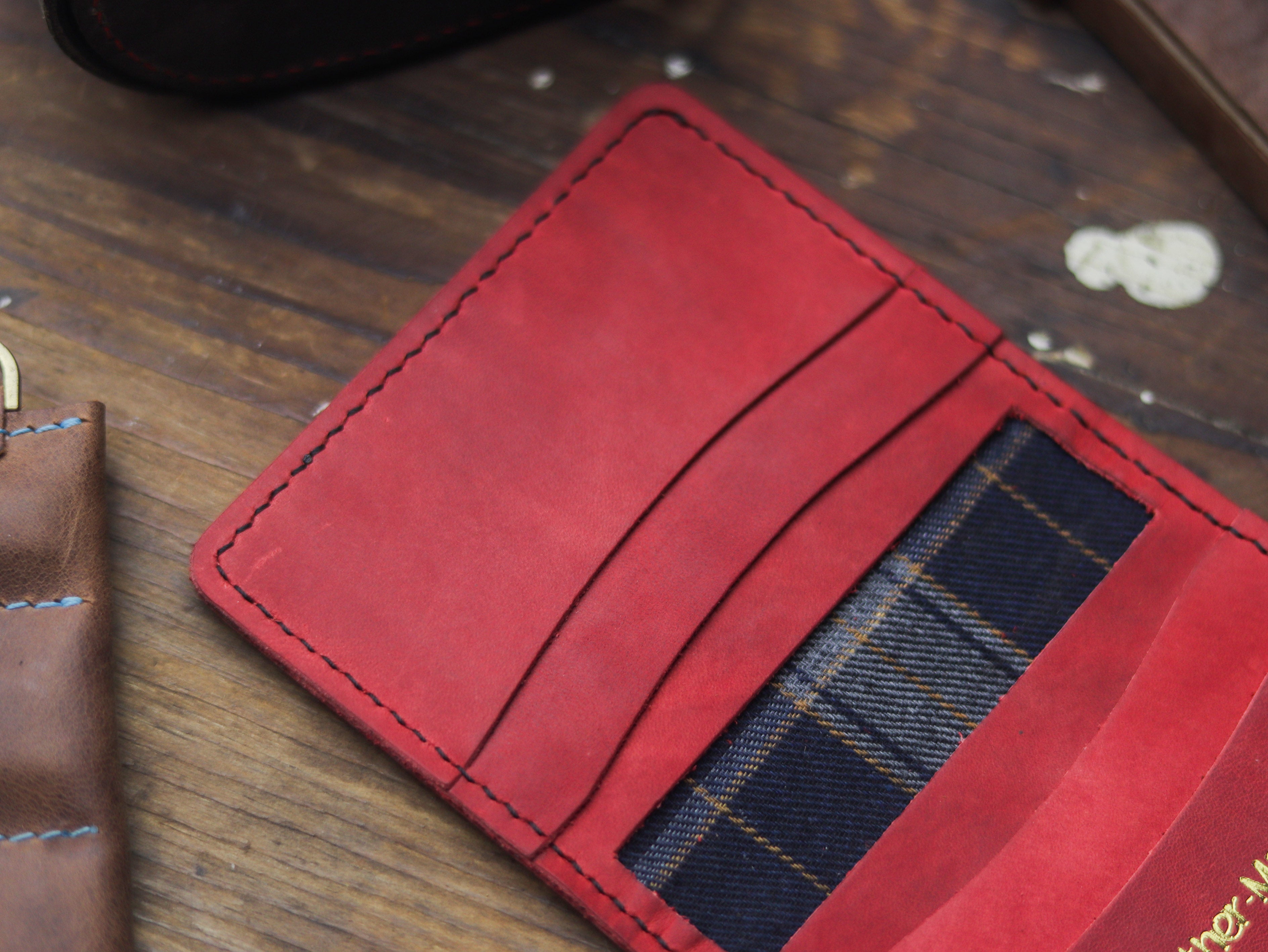 HAMPTON - C BIFOLD CARD HOLDER PRISMATIC RED
