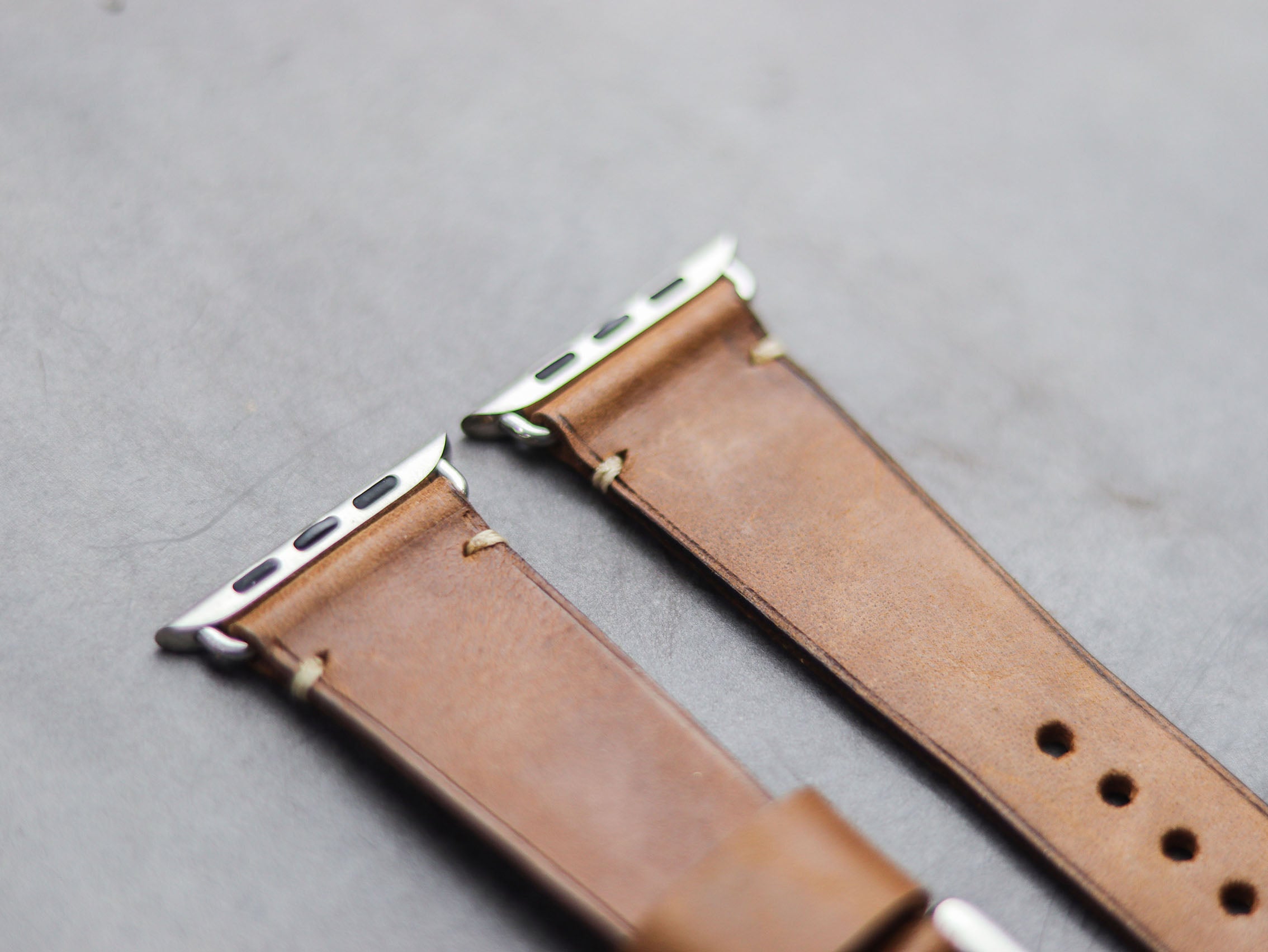 CARAMEL BROWN MINIMAL STITCHED HAND-CRAFTED APPLE WATCH STRAPS