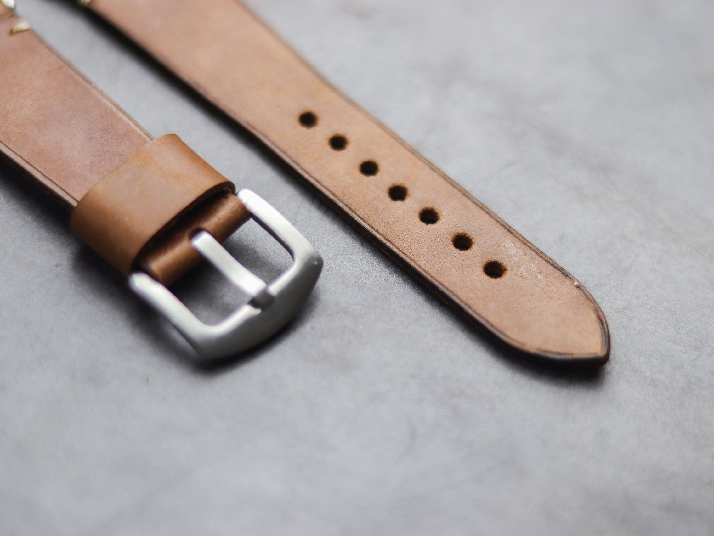 CARAMEL BROWN MINIMAL STITCHED HAND-CRAFTED APPLE WATCH STRAPS