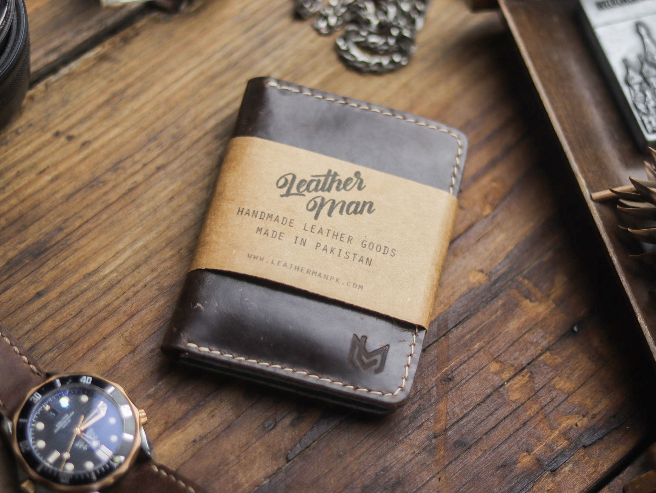 "KODUS" WALNUT BROWN, RED & DEEP BLUE