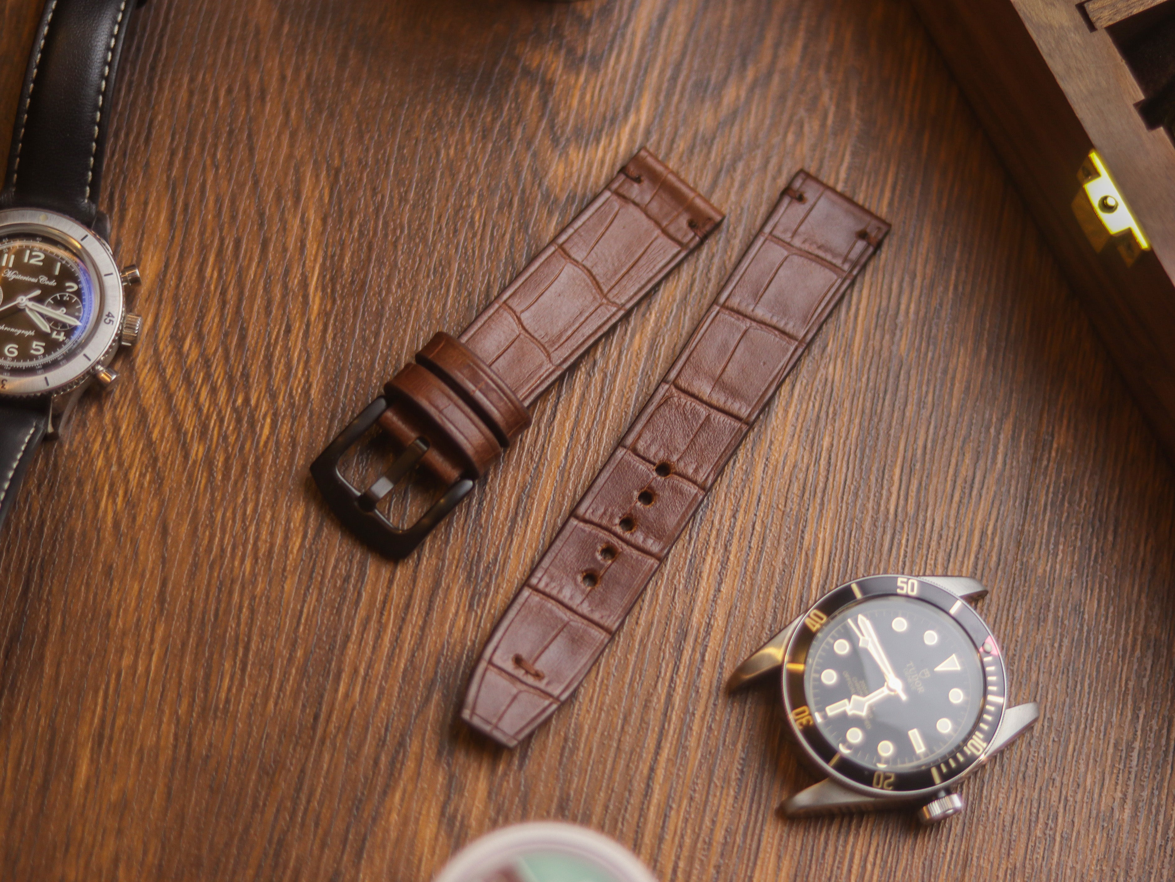 BROWN CROCO HAND-CRAFTED WATCH STRAPS - MINIMAL STITCHED U-TAIL