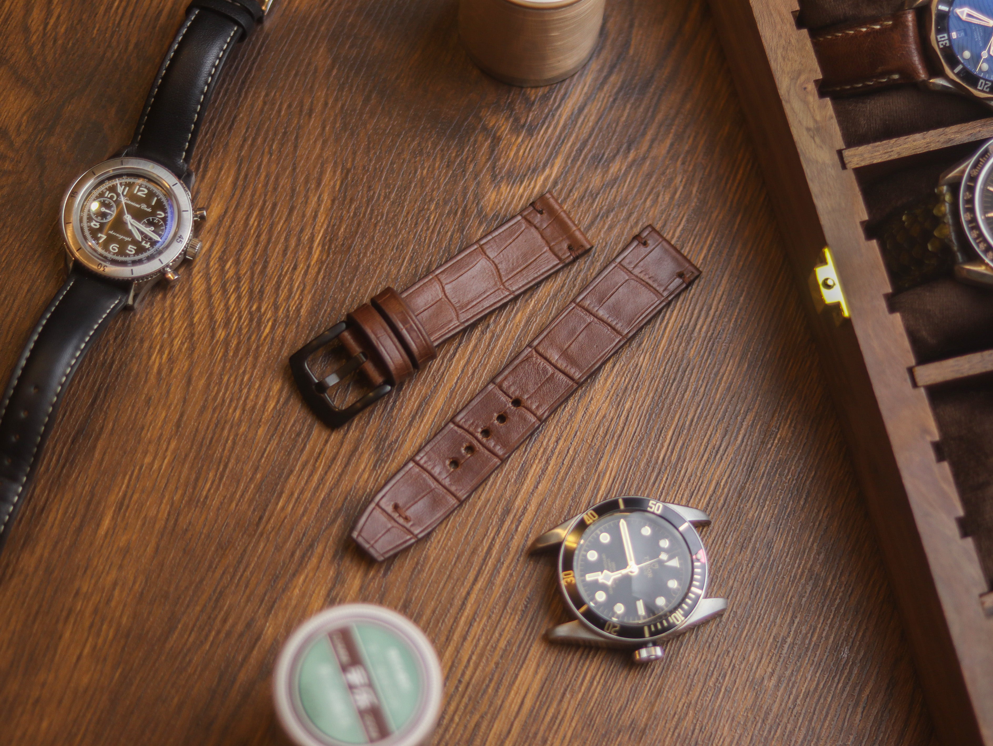 BROWN CROCO HAND-CRAFTED WATCH STRAPS - MINIMAL STITCHED U-TAIL