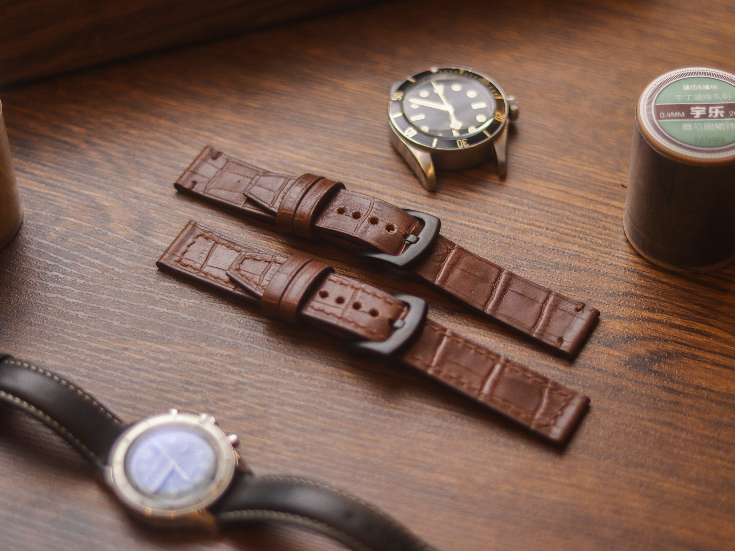 BROWN CROCO HAND-CRAFTED WATCH STRAPS - MINIMAL STITCHED U-TAIL