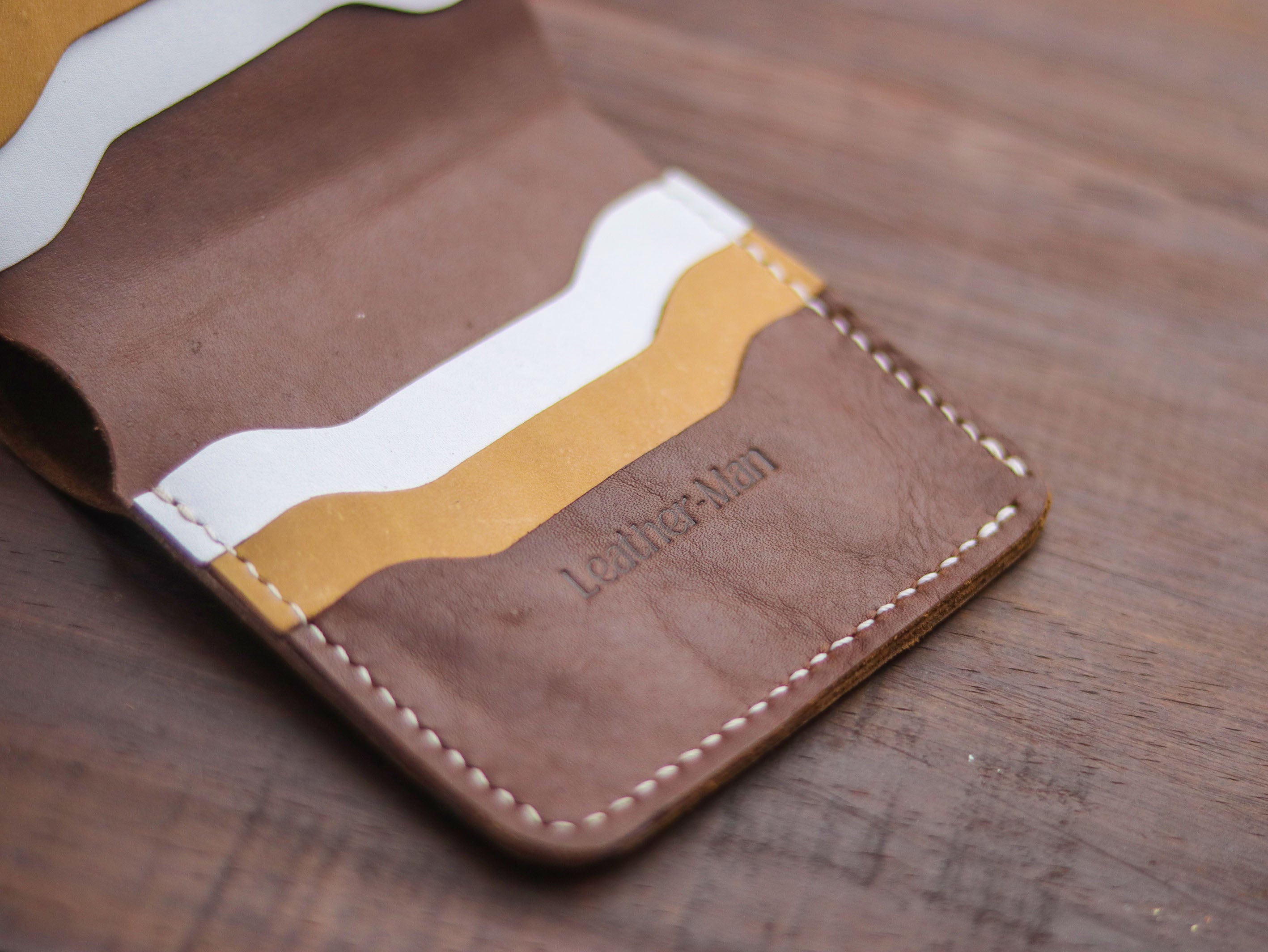 "TRIDENT" CHESTNUT BROWN, NATURAL BUTTERO AND WHITE