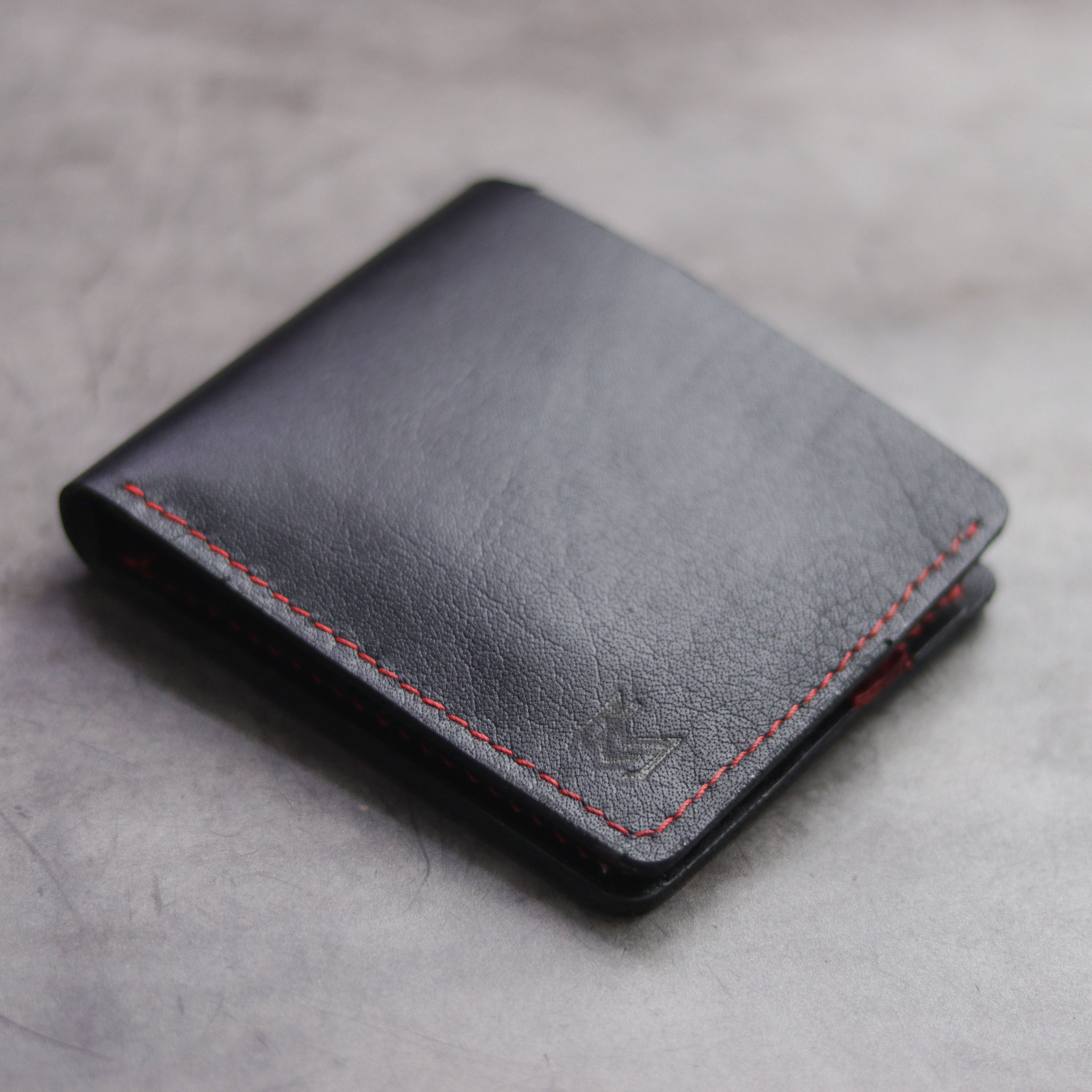 "MAXIMUS" BI-FOLD WALLET - BLACK & RED