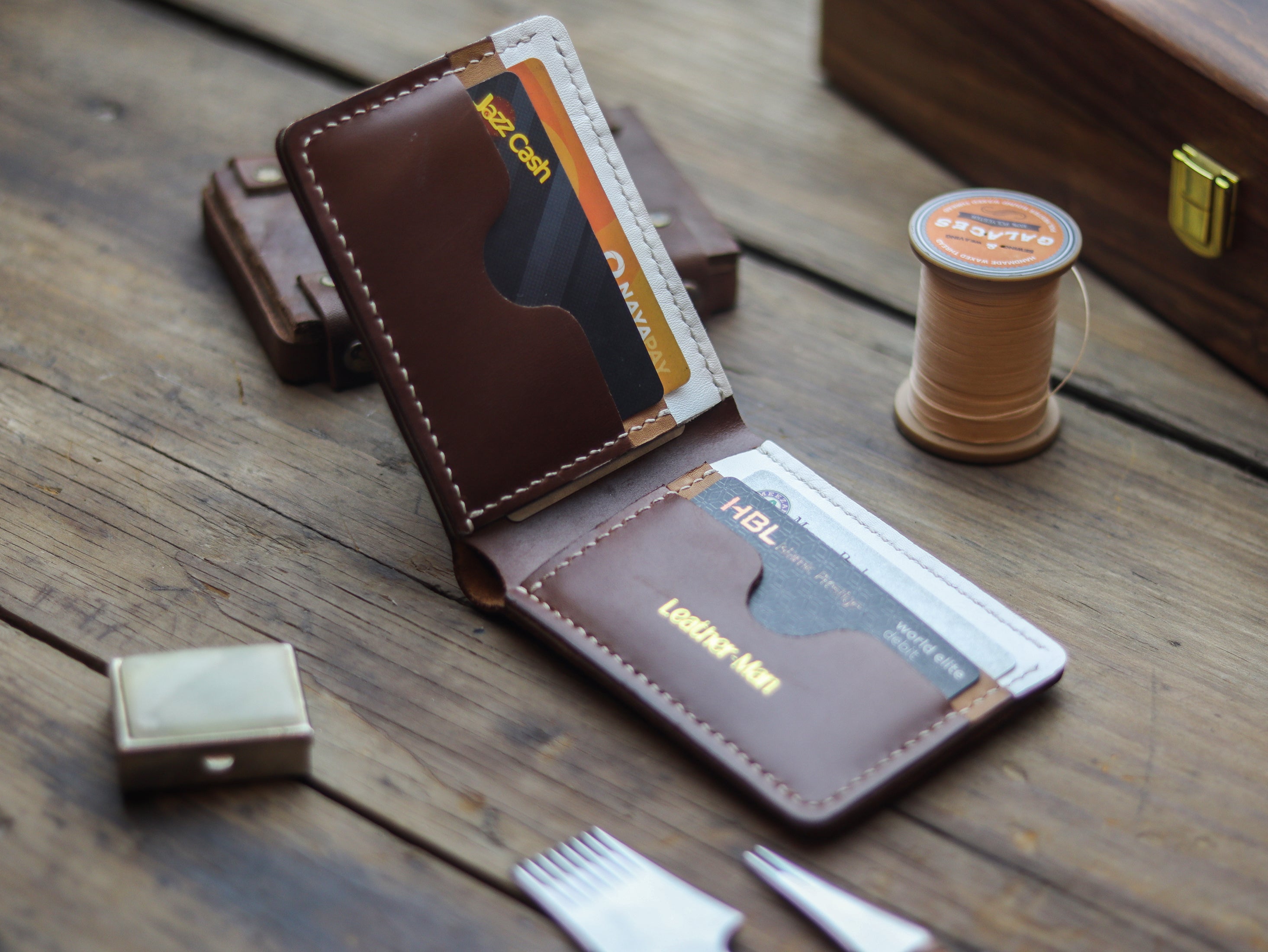 CAMBRIDGE - CHESTNUT BROWN, NATURAL BUTTERO & WHITE (ENGRAVED)