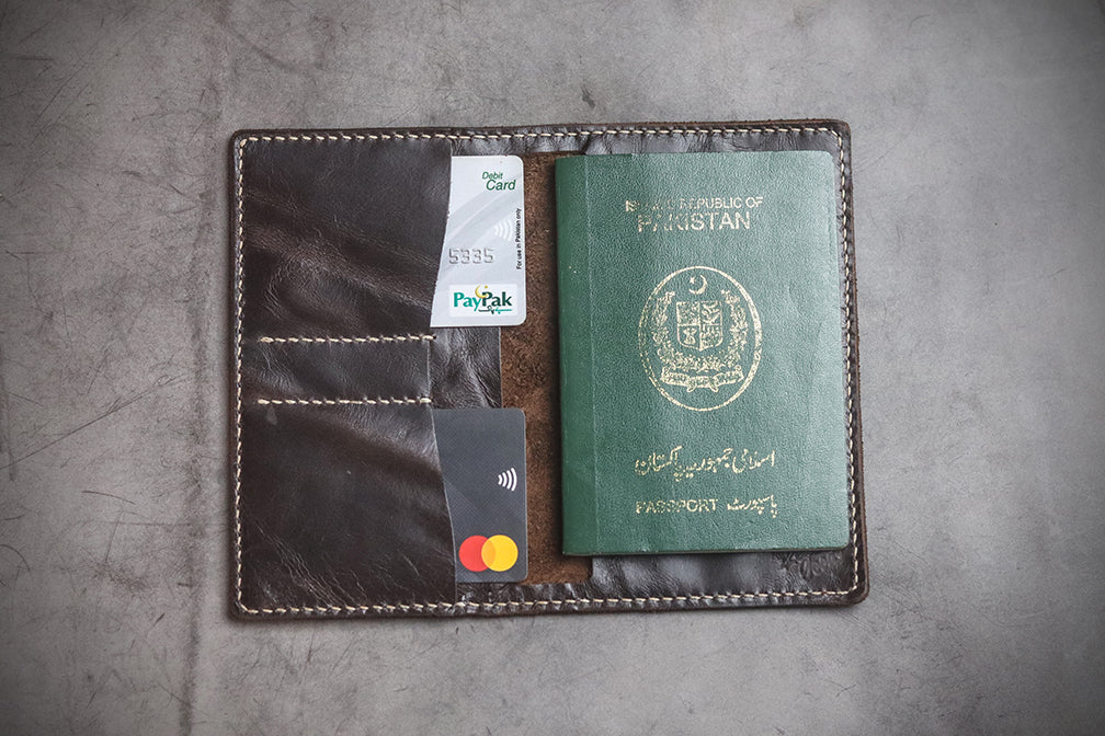 "WANDER W1" PASSPORT CASE WALNUT BROWN