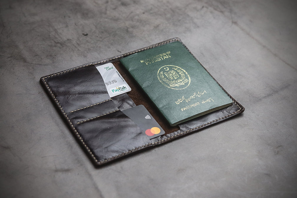 "WANDER W1" PASSPORT CASE WALNUT BROWN