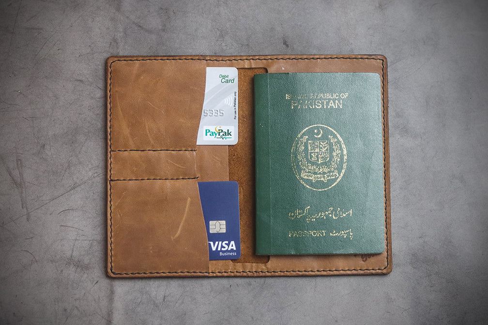 "WANDER W1" PASSPORT CASE CARAMEL BROWN