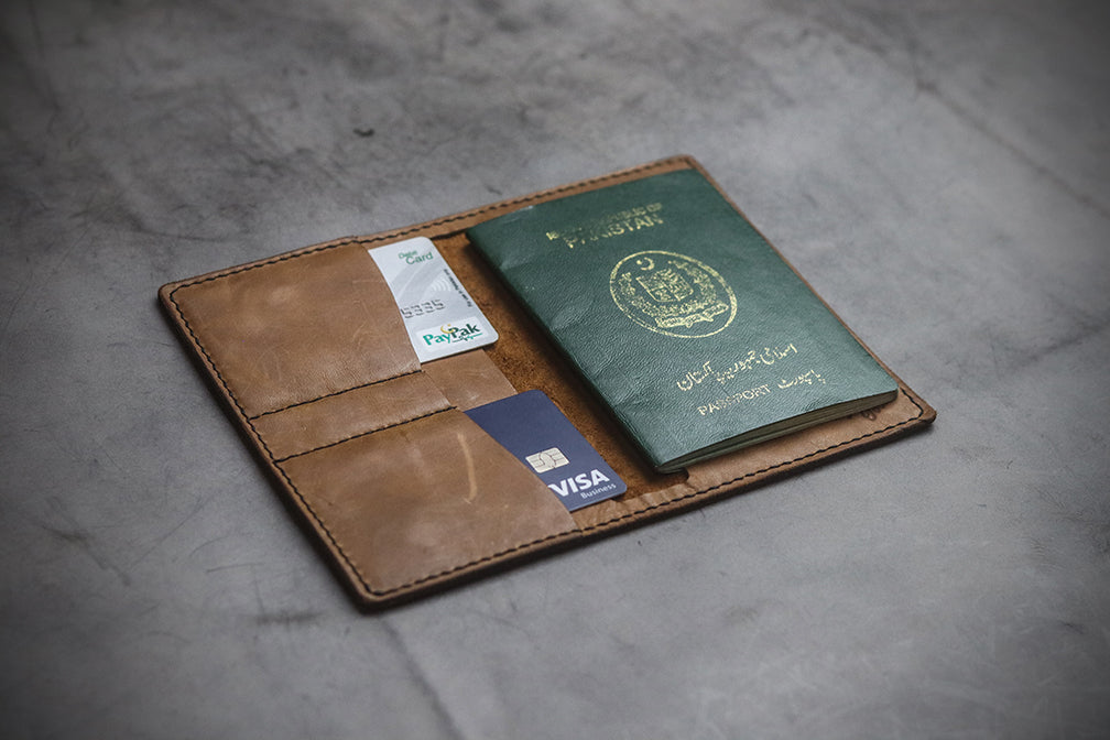 "WANDER W1" PASSPORT CASE CARAMEL BROWN