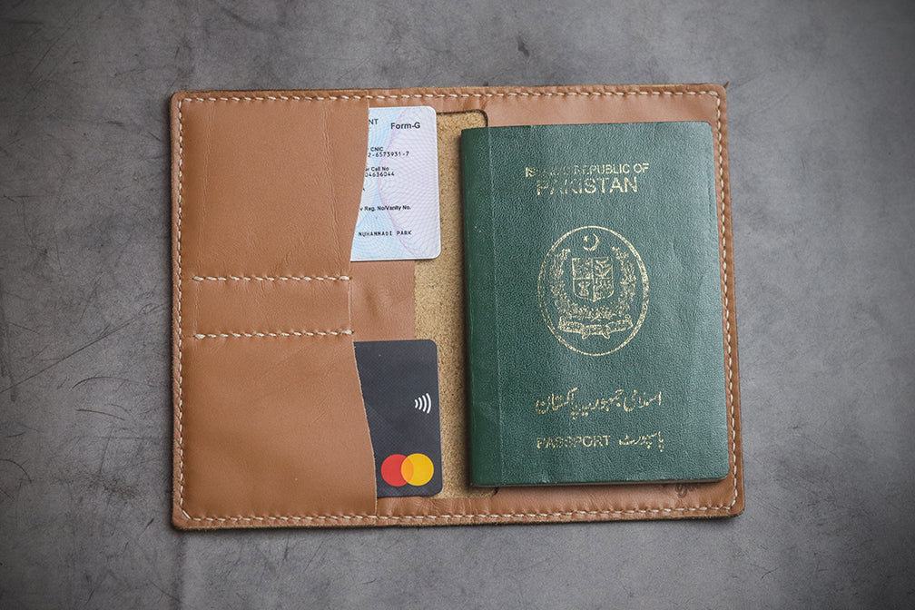 "WANDER W1" PASSPORT CASE TAWNY BROWN
