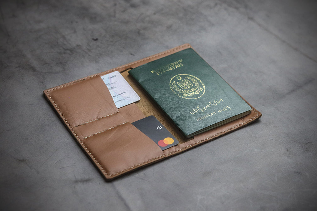 "WANDER W1" PASSPORT CASE TAWNY BROWN