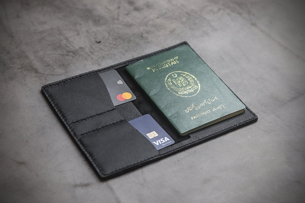 "WANDER W1" PASSPORT CASE BLACK