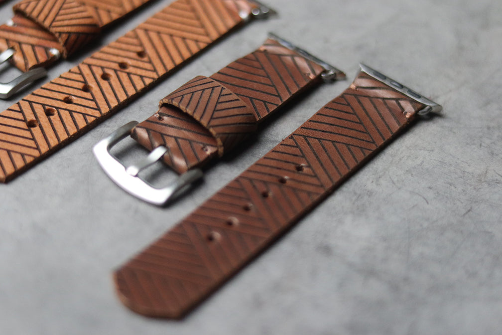"E1" ENGRAVED STRAPS - SYRUP BROWN