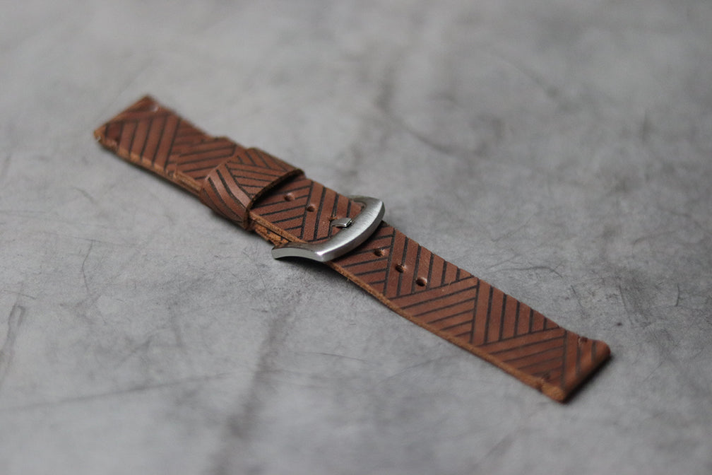 "E1" ENGRAVED STRAPS - SYRUP BROWN