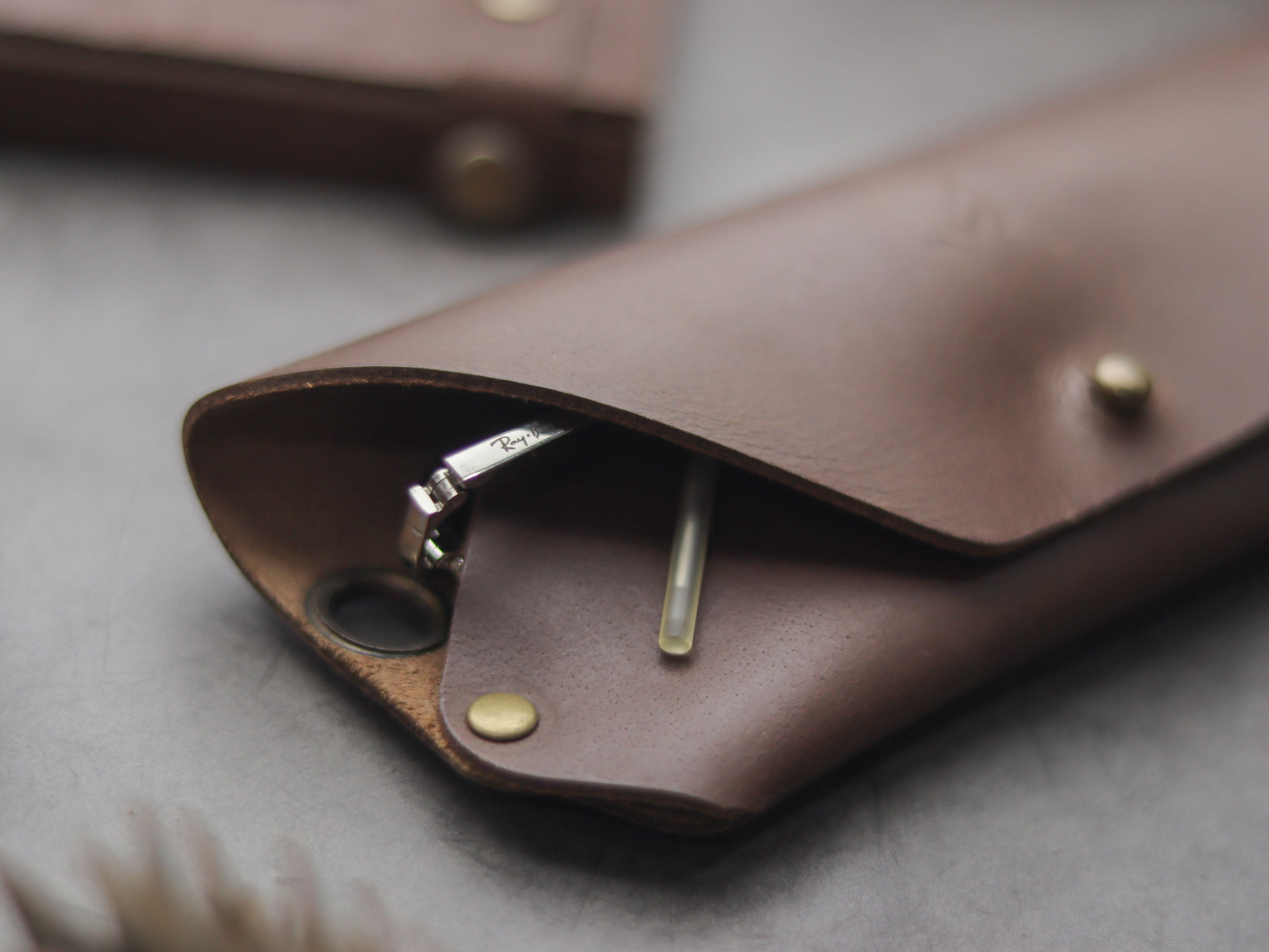 SG-1 SUNGLASSES CASE - ALMOND BROWN LEATHER