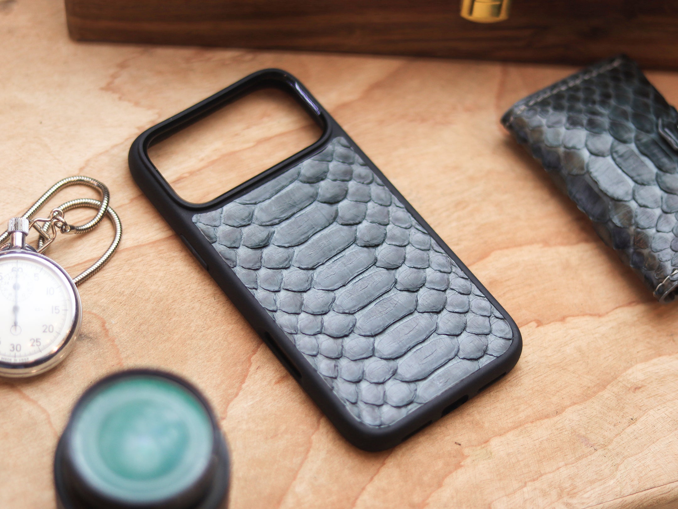 IRIDIUM GRAY PYTHON SKIN MAGSAFE CASE