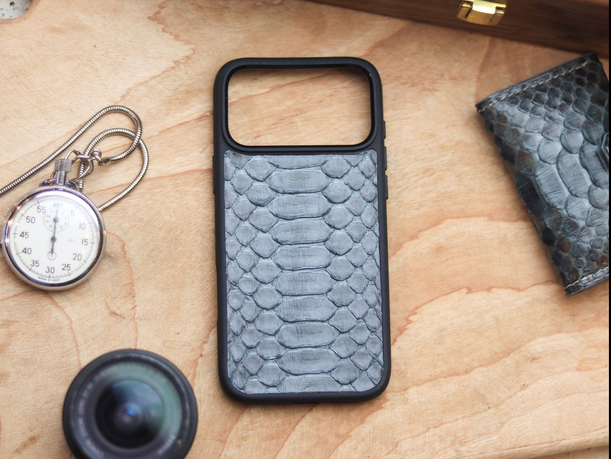 IRIDIUM GRAY PYTHON SKIN MAGSAFE CASE