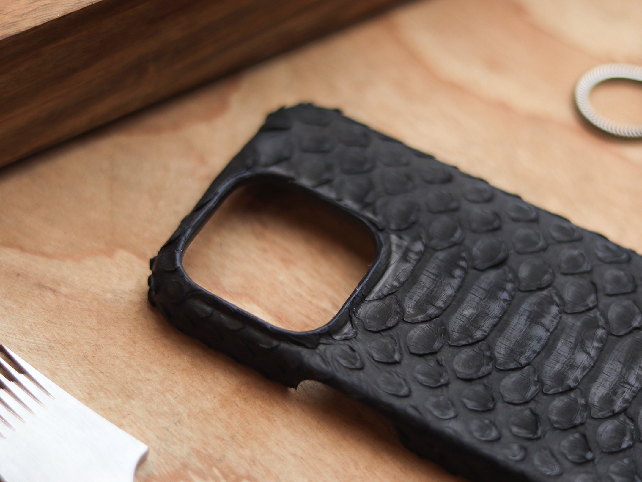 RAVEN BLACK PYTHON SKIN 360° MAGSAFE CASE