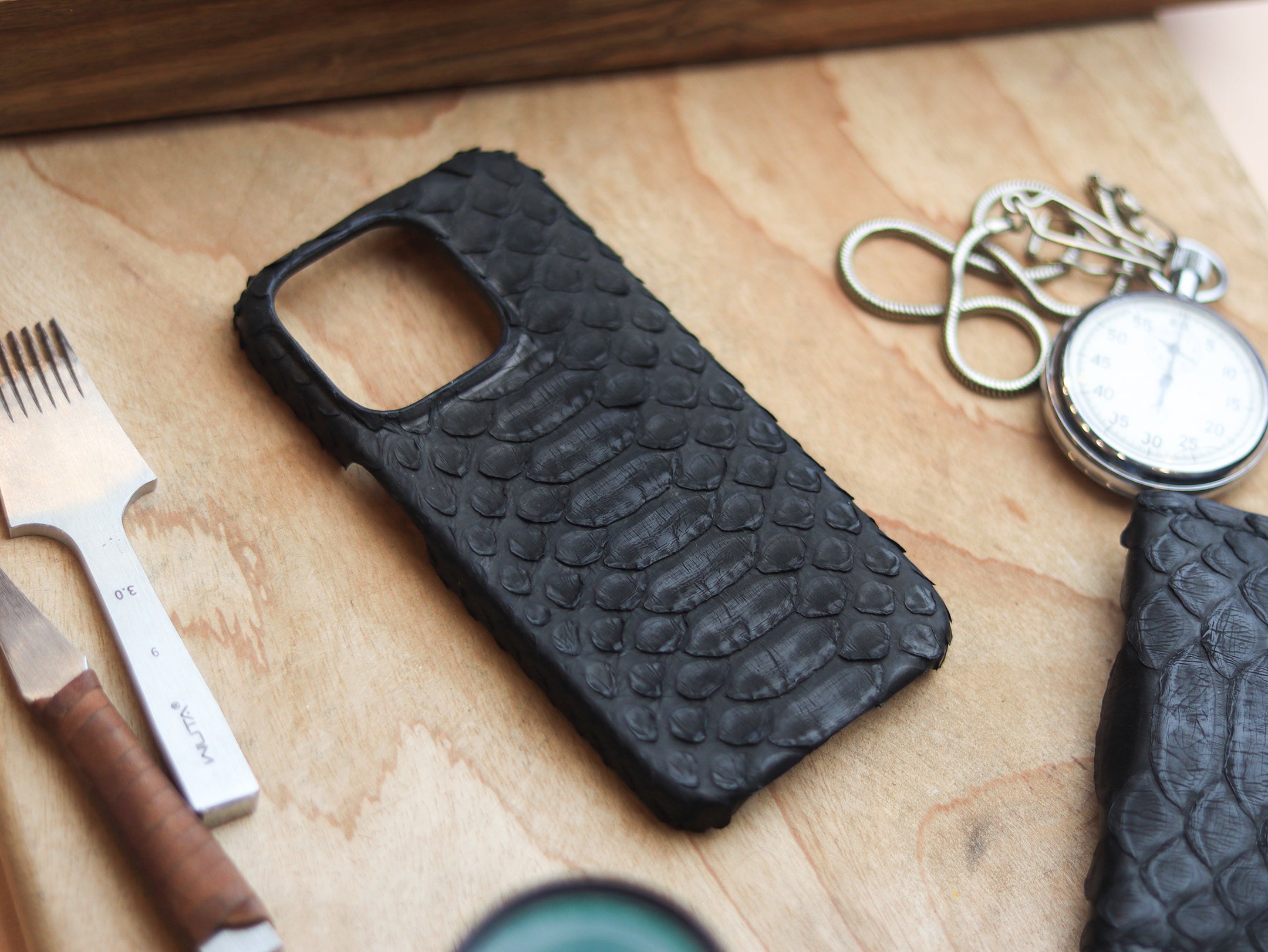 RAVEN BLACK PYTHON SKIN 360° MAGSAFE CASE