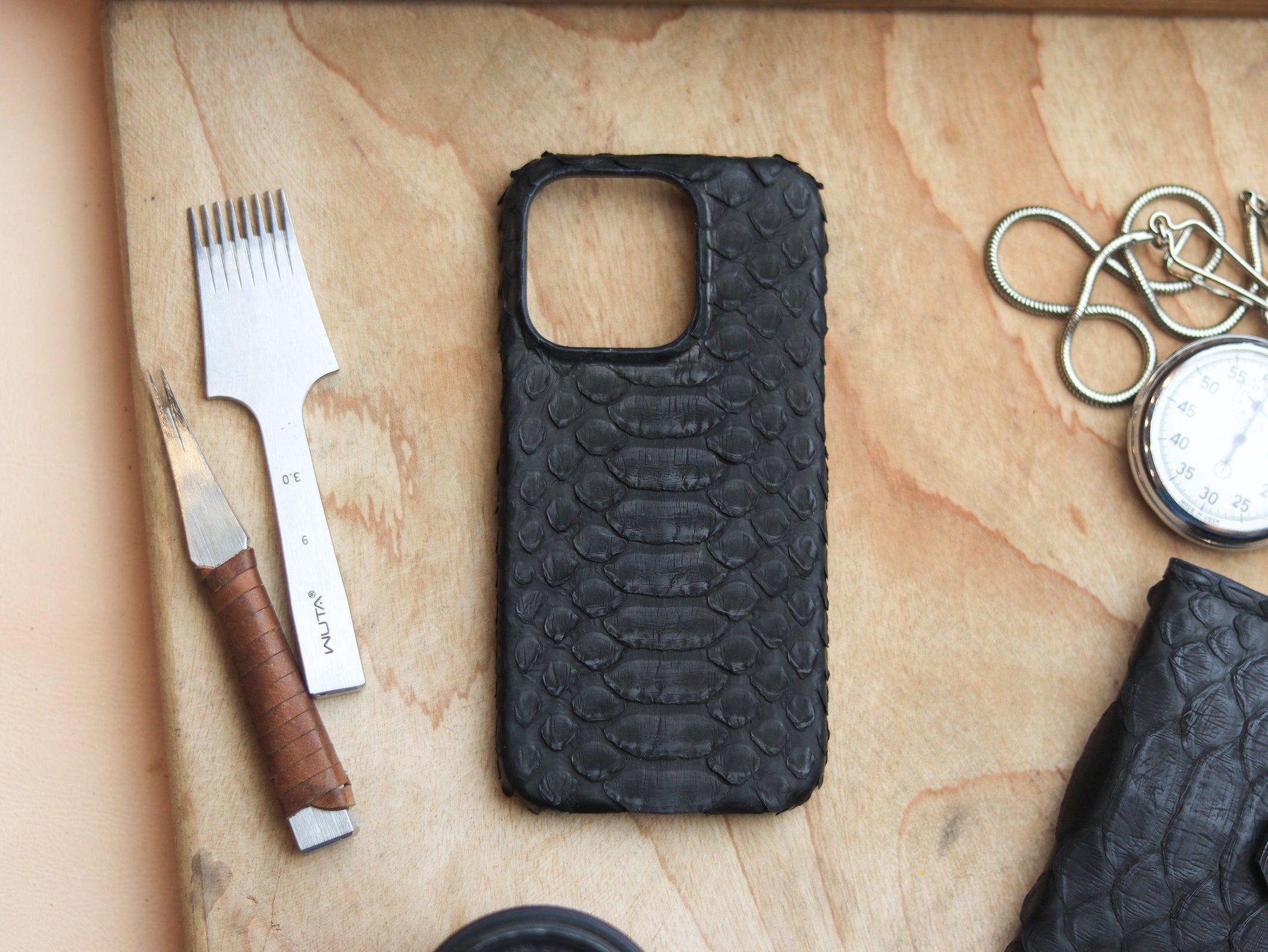 RAVEN BLACK PYTHON SKIN 360° MAGSAFE CASE