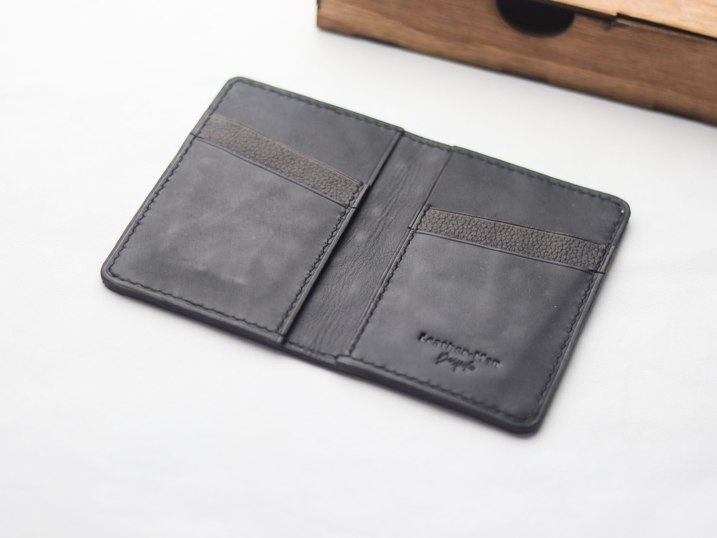 ARTEMUS - BIFOLD CARD WALLET RAVEN BLACK OSTRICH SKIN