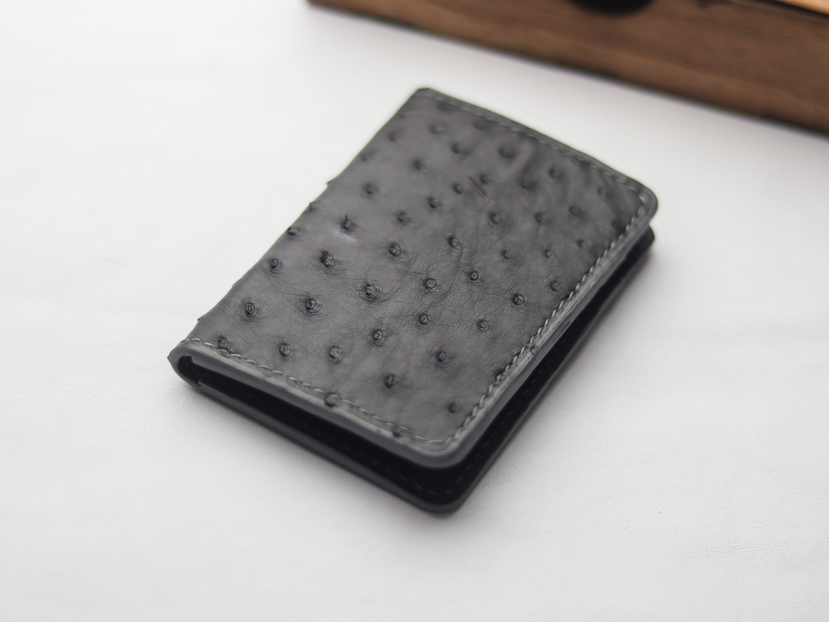 ARTEMUS - BIFOLD CARD WALLET SHARK GRAY OSTRICH SKIN