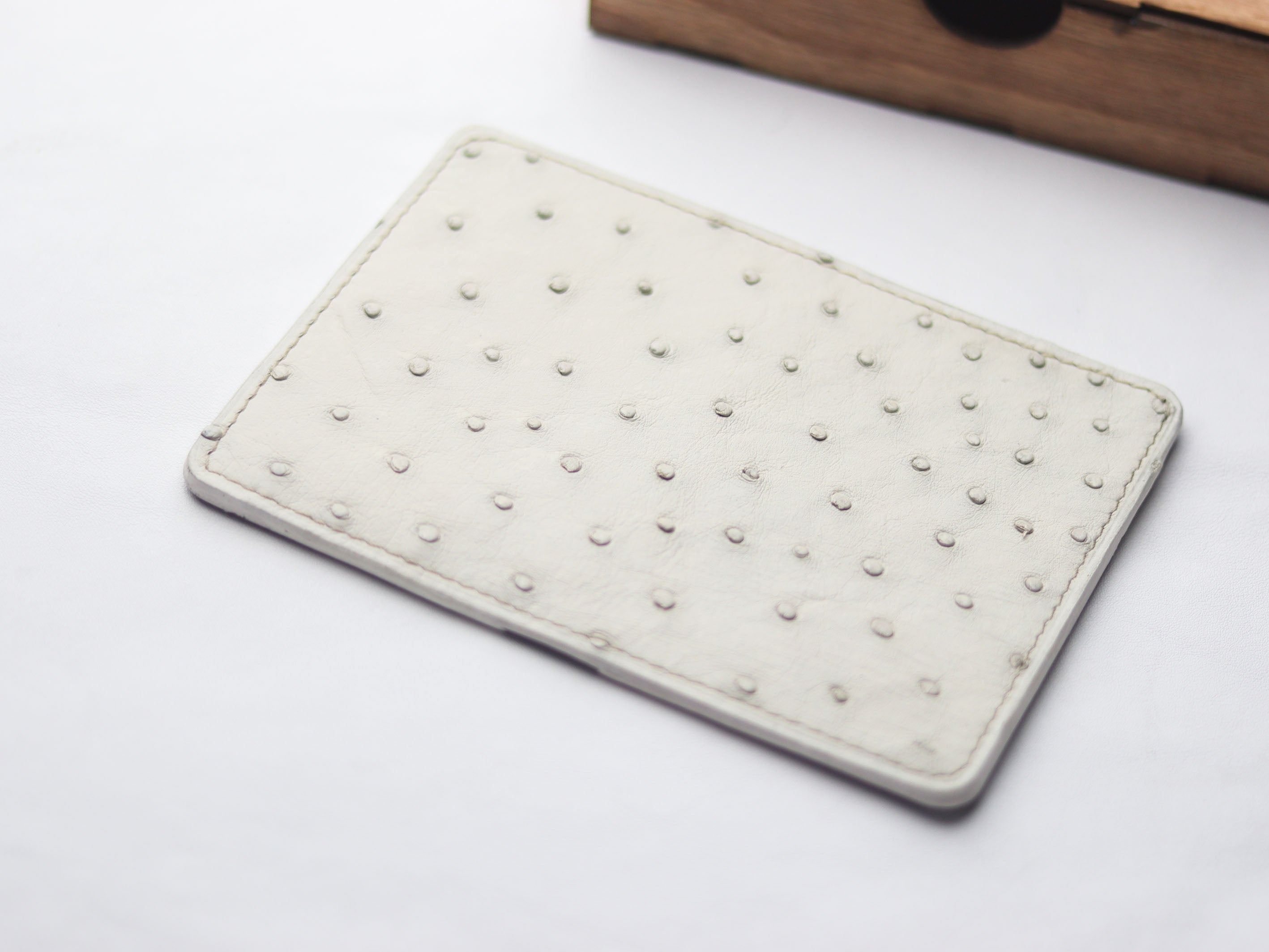 ARTEMUS - BIFOLD CARD WALLET SERBING WHITE OSTRICH SKIN