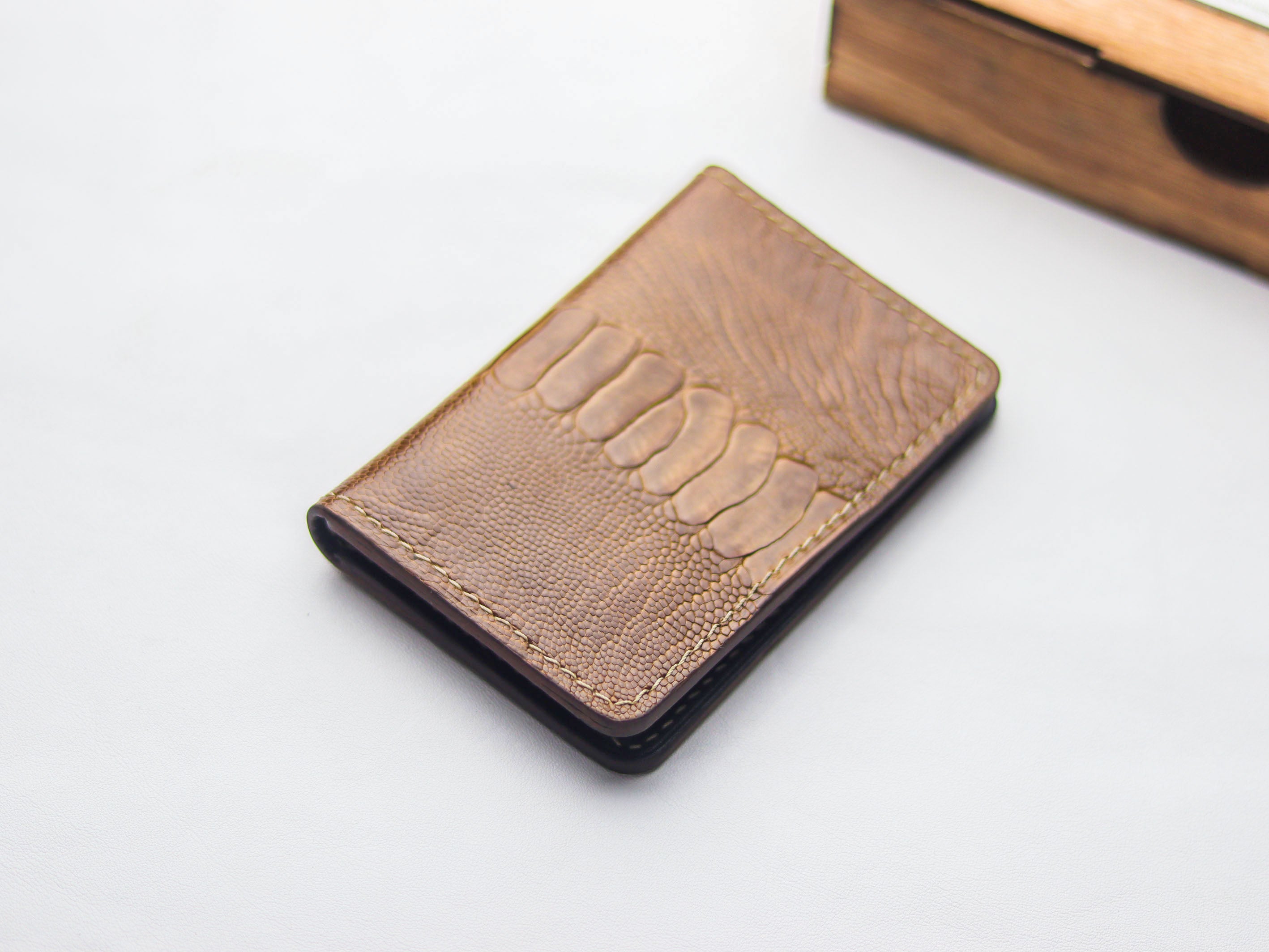 ARTEMUS - BIFOLD CARD WALLET CINNAMON BROWN OSTRICH LEG SKIN