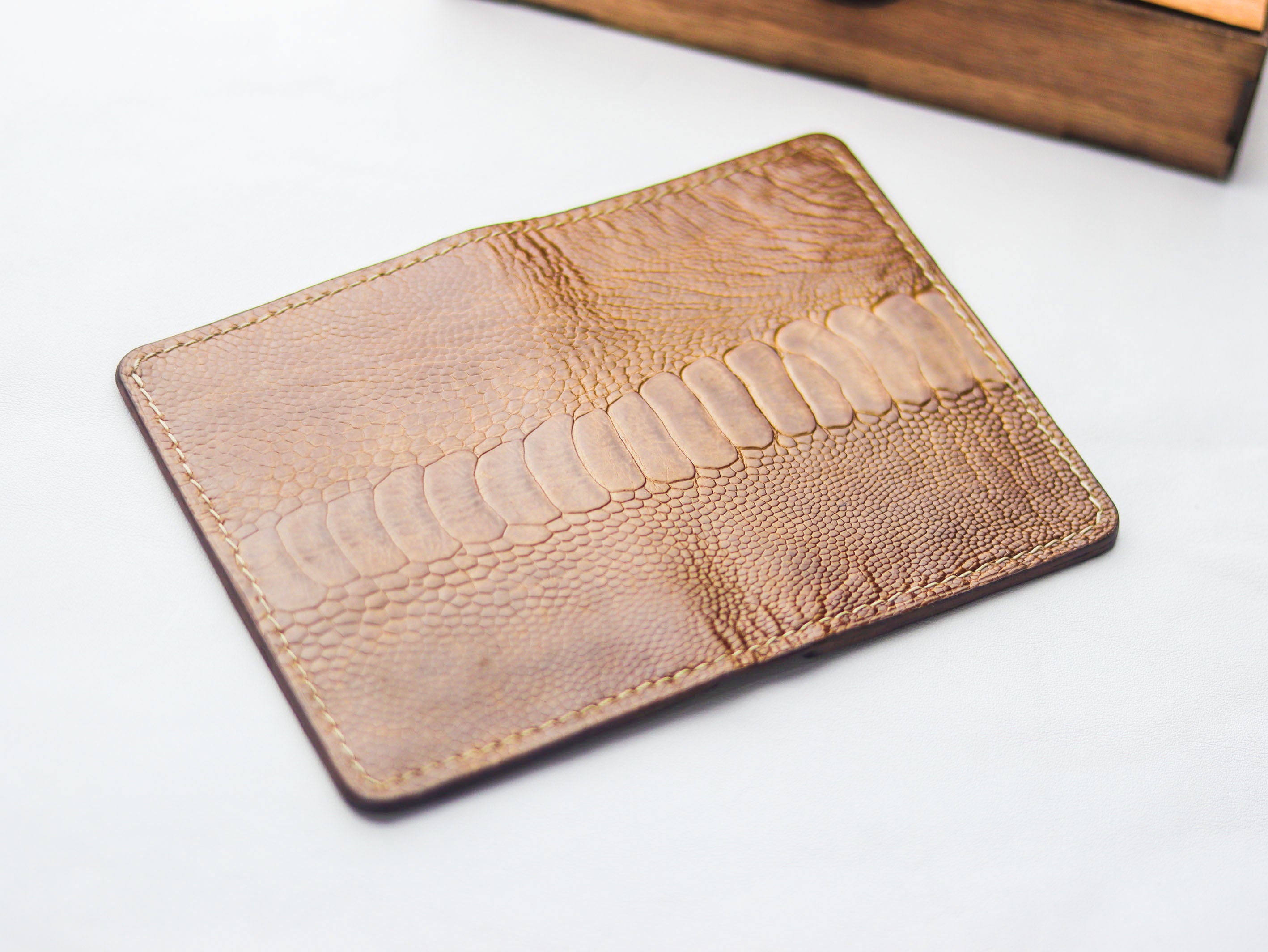 ARTEMUS - BIFOLD CARD WALLET CINNAMON BROWN OSTRICH LEG SKIN