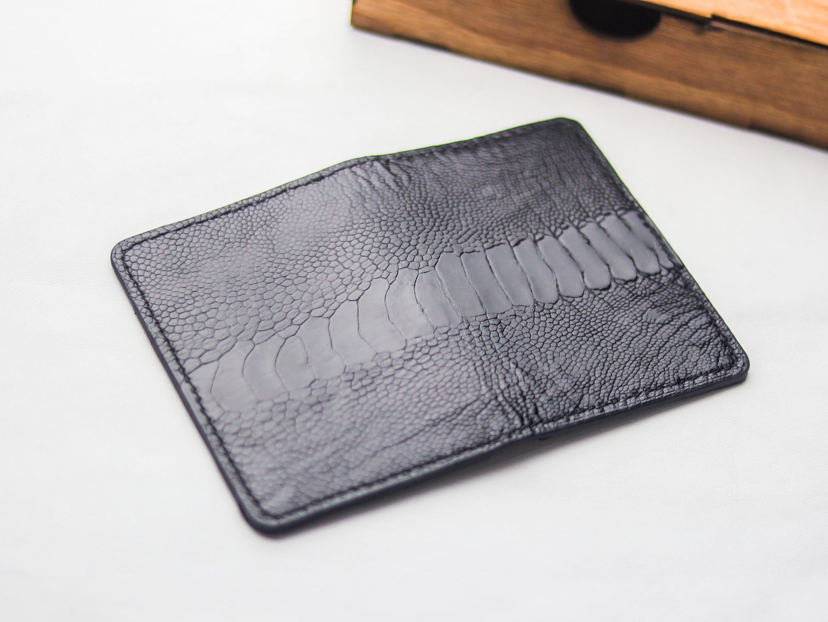 ARTEMUS - BIFOLD CARD WALLET RAVEN BLACK OSTRICH LEG SKIN