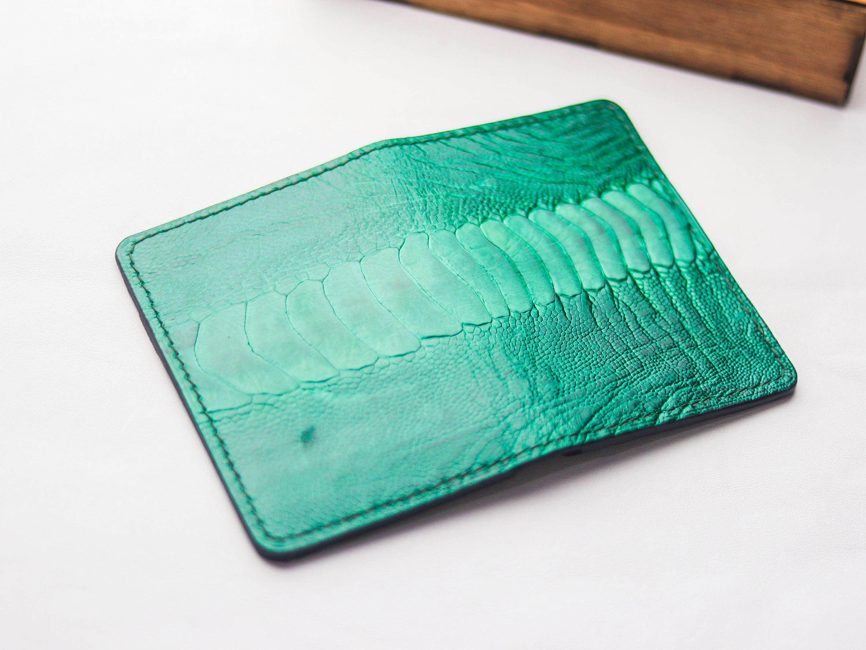 ARTEMUS - BIFOLD CARD WALLET EMERALD GREEN OSTRICH LEG SKIN