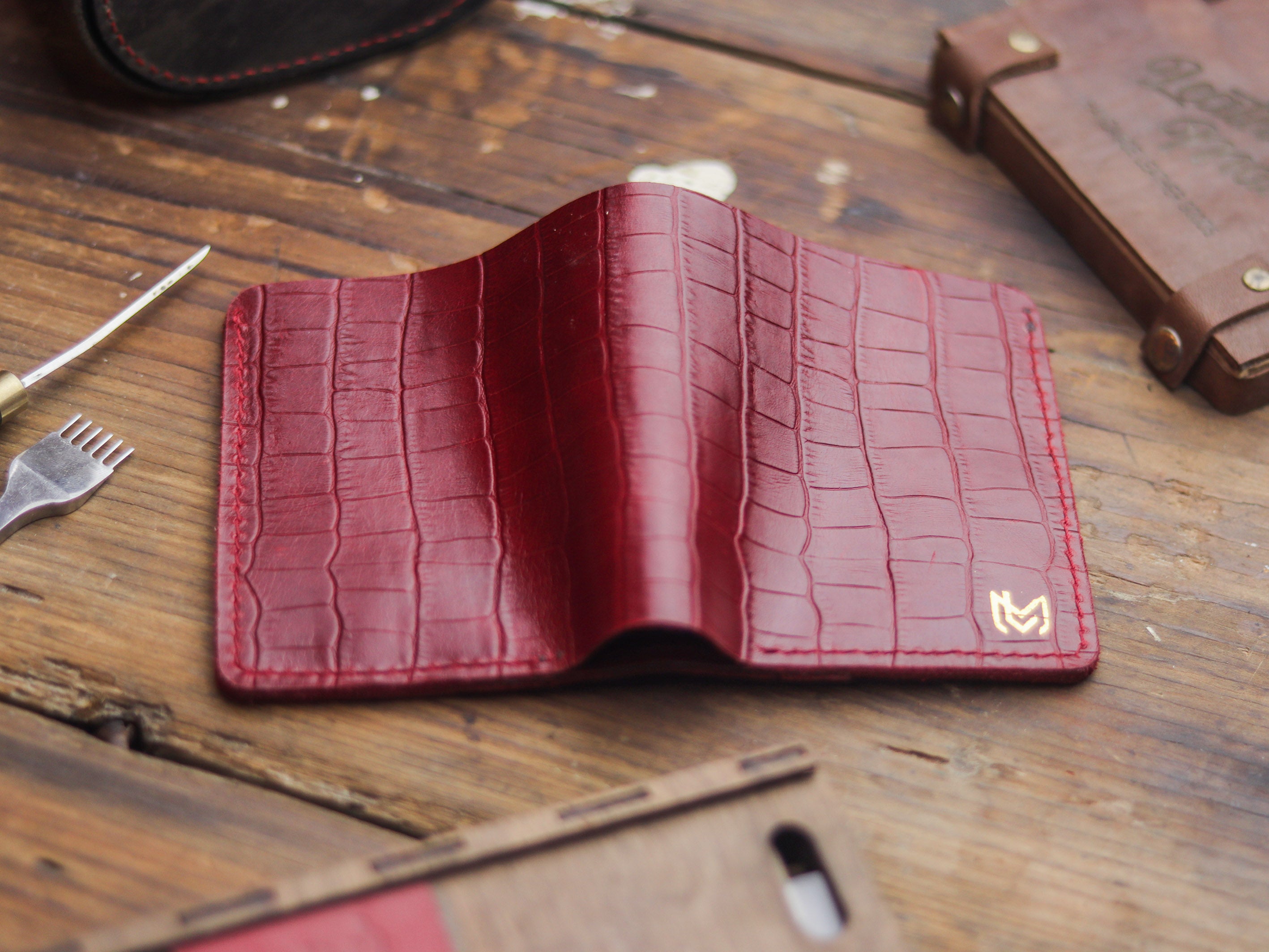 HAMPTON PRO BIFOLD WALLET BURGUNDY CROCO