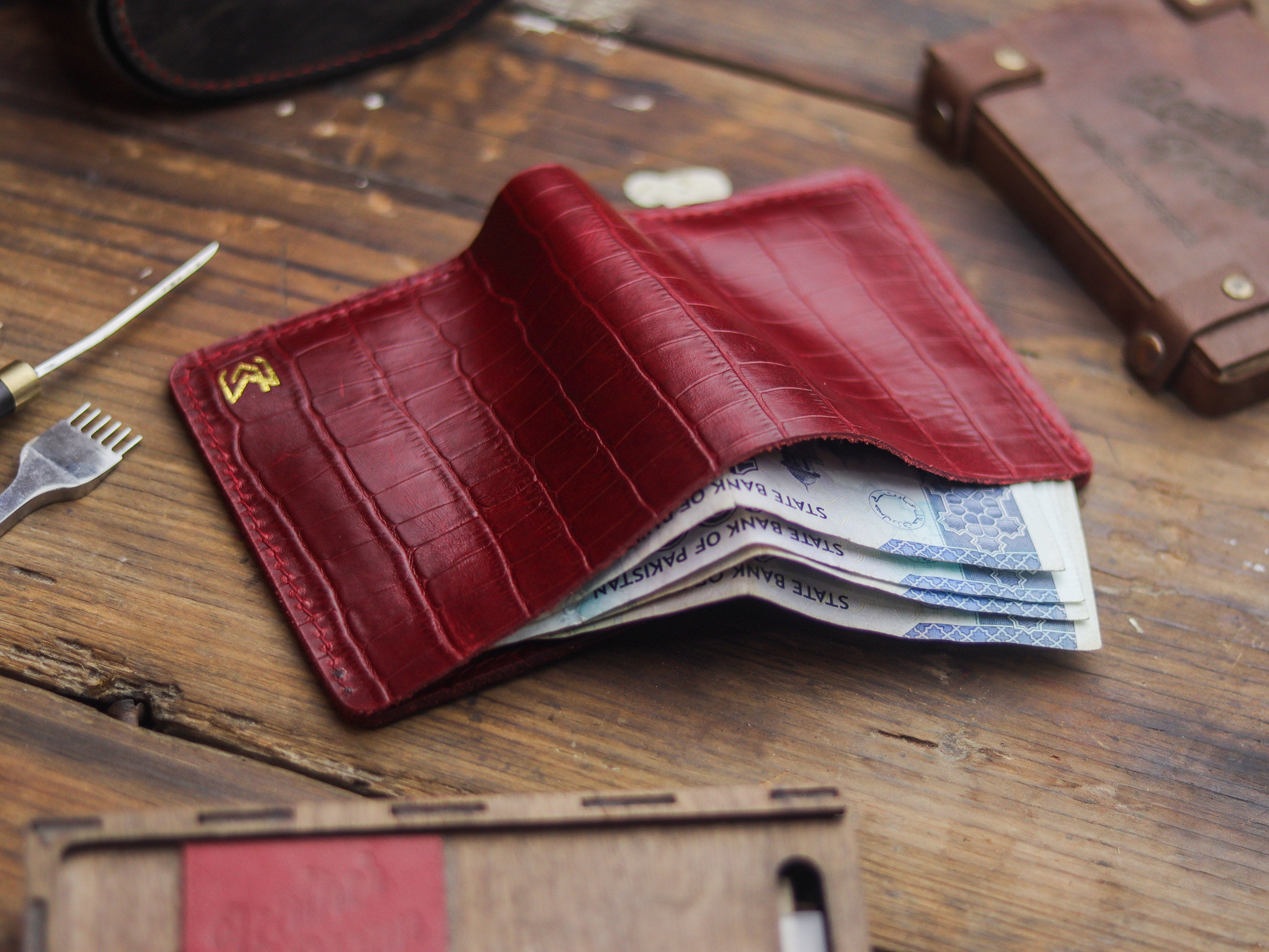 HAMPTON PRO BIFOLD WALLET BURGUNDY CROCO