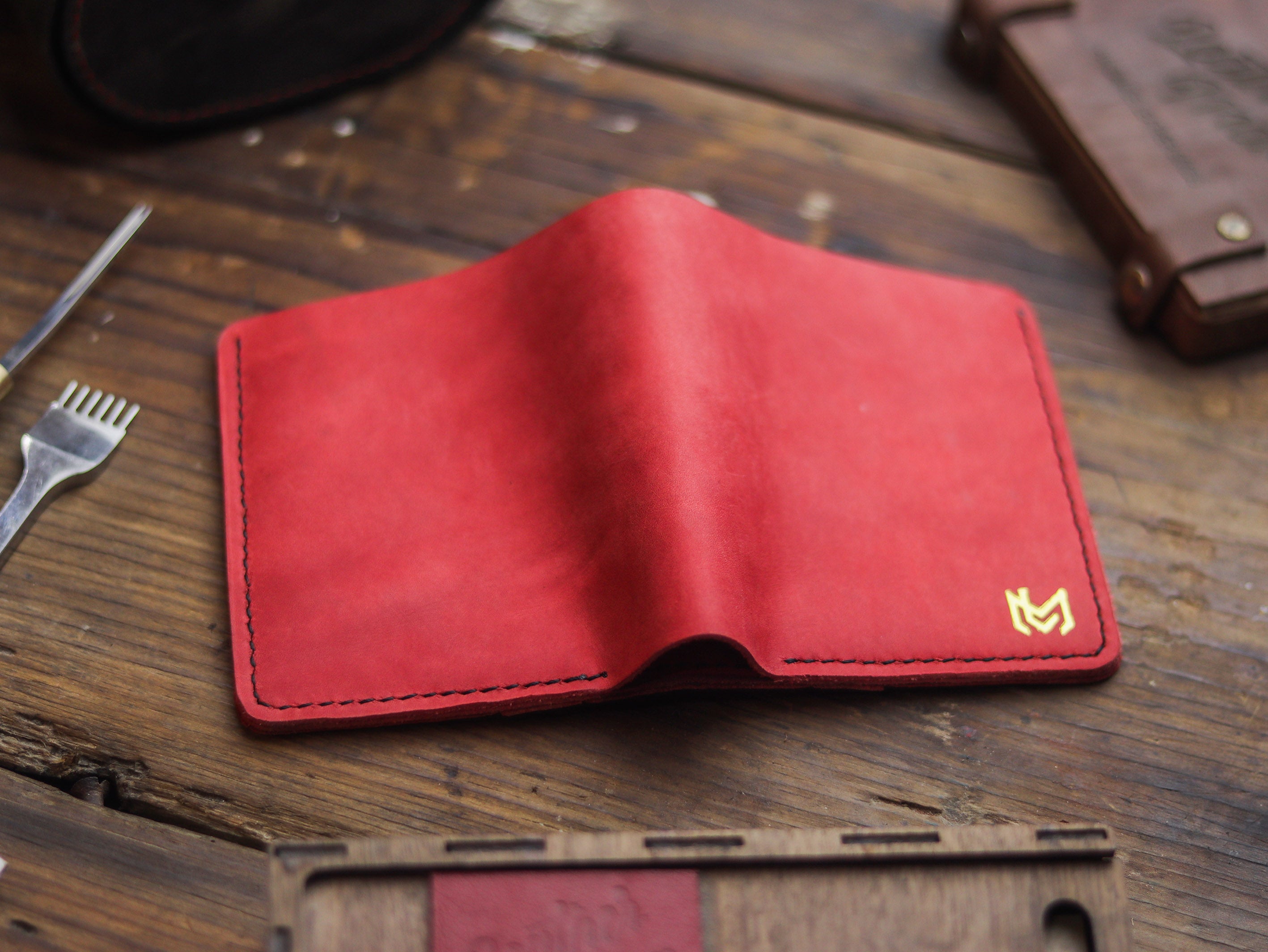 HAMPTON PRO BIFOLD WALLET PRISMETIC RED