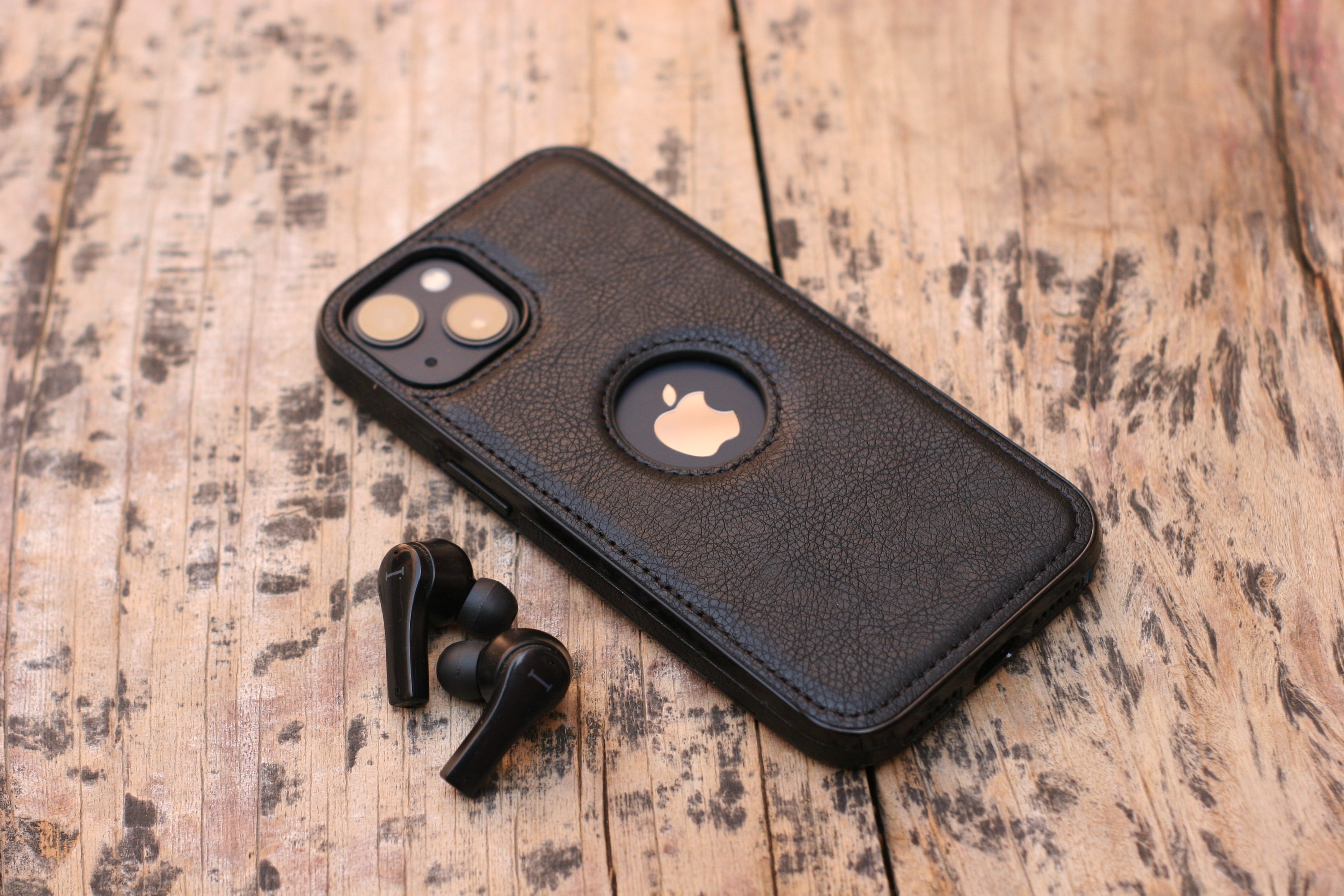 BLACK LEATHER PHONE CASE.